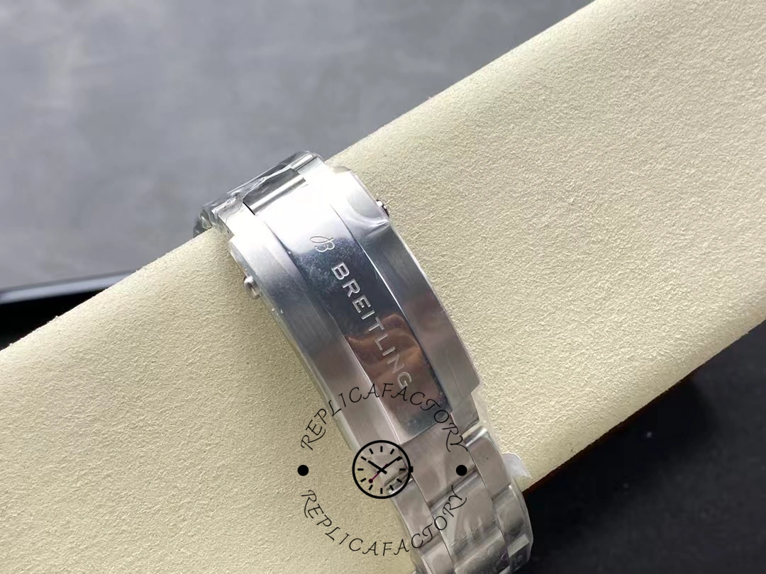 Breitling Avenger Automatic GMT A32320101C1A1 44mm Replica