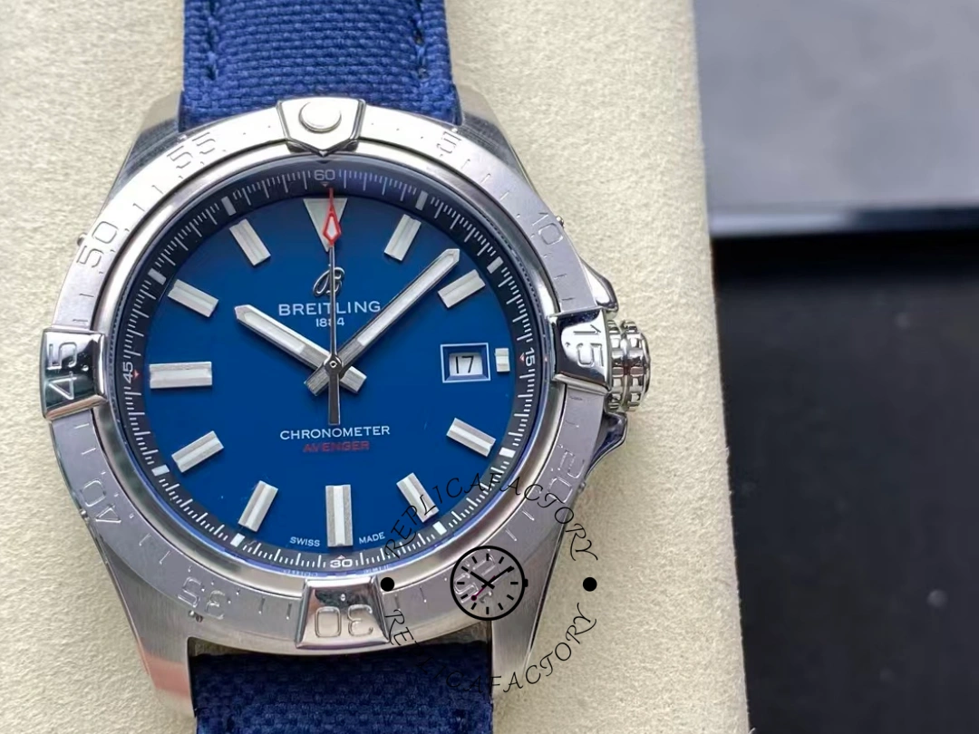 Breitling Avenger Automatic 42mm A17328101C1X1 Replica