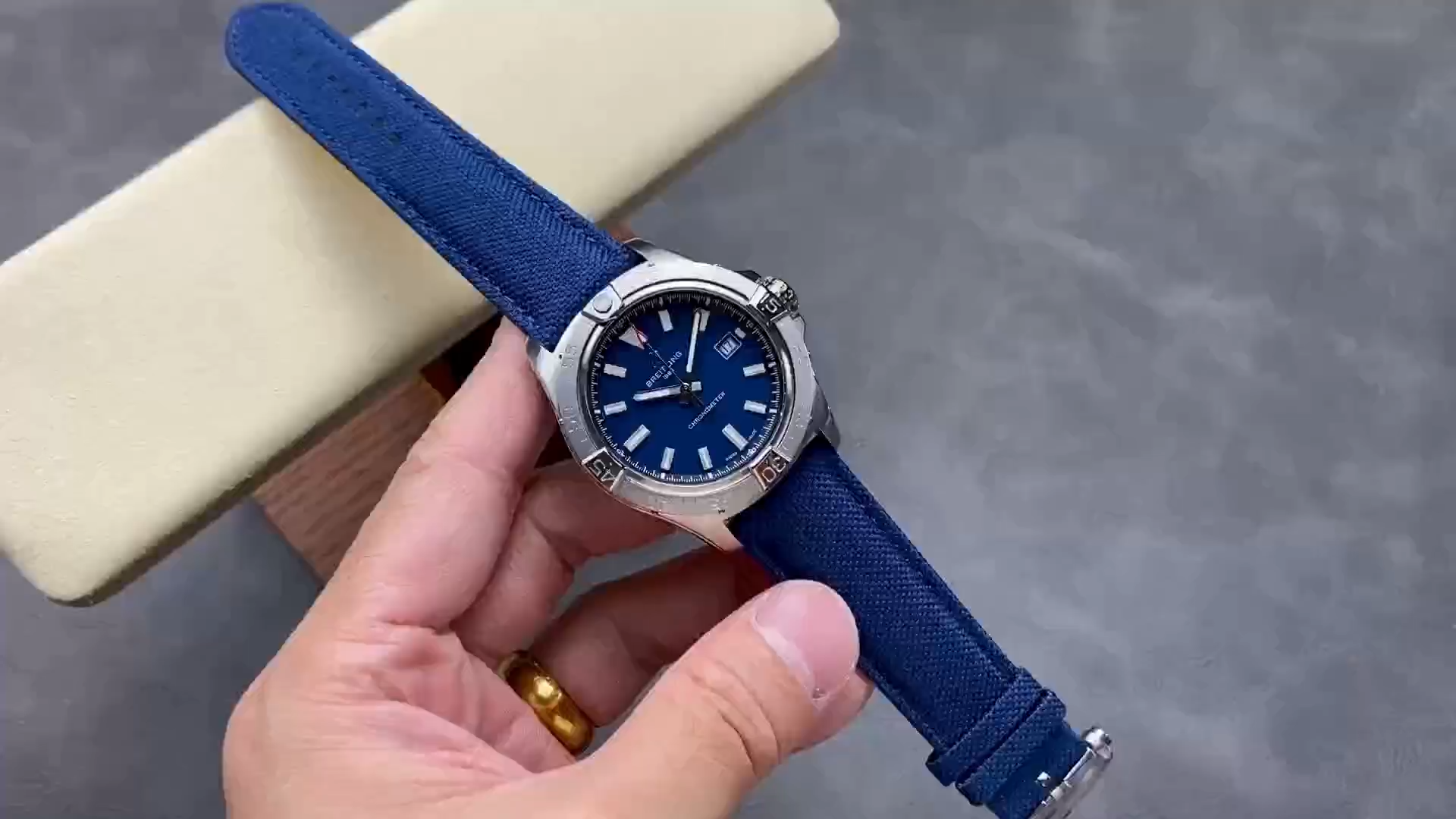 Breitling Avenger Automatic 42mm A17328101C1X1 Replica