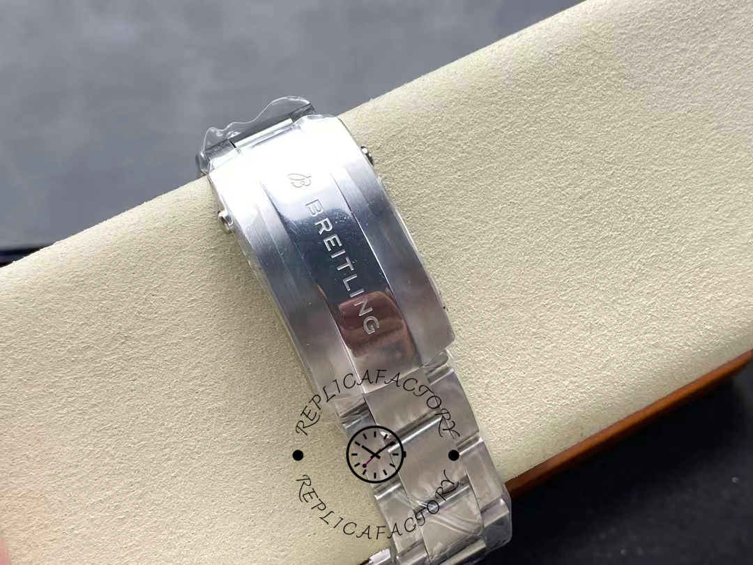 Breitling Avenger Automatic 42mm A17328101C1A1 Replica