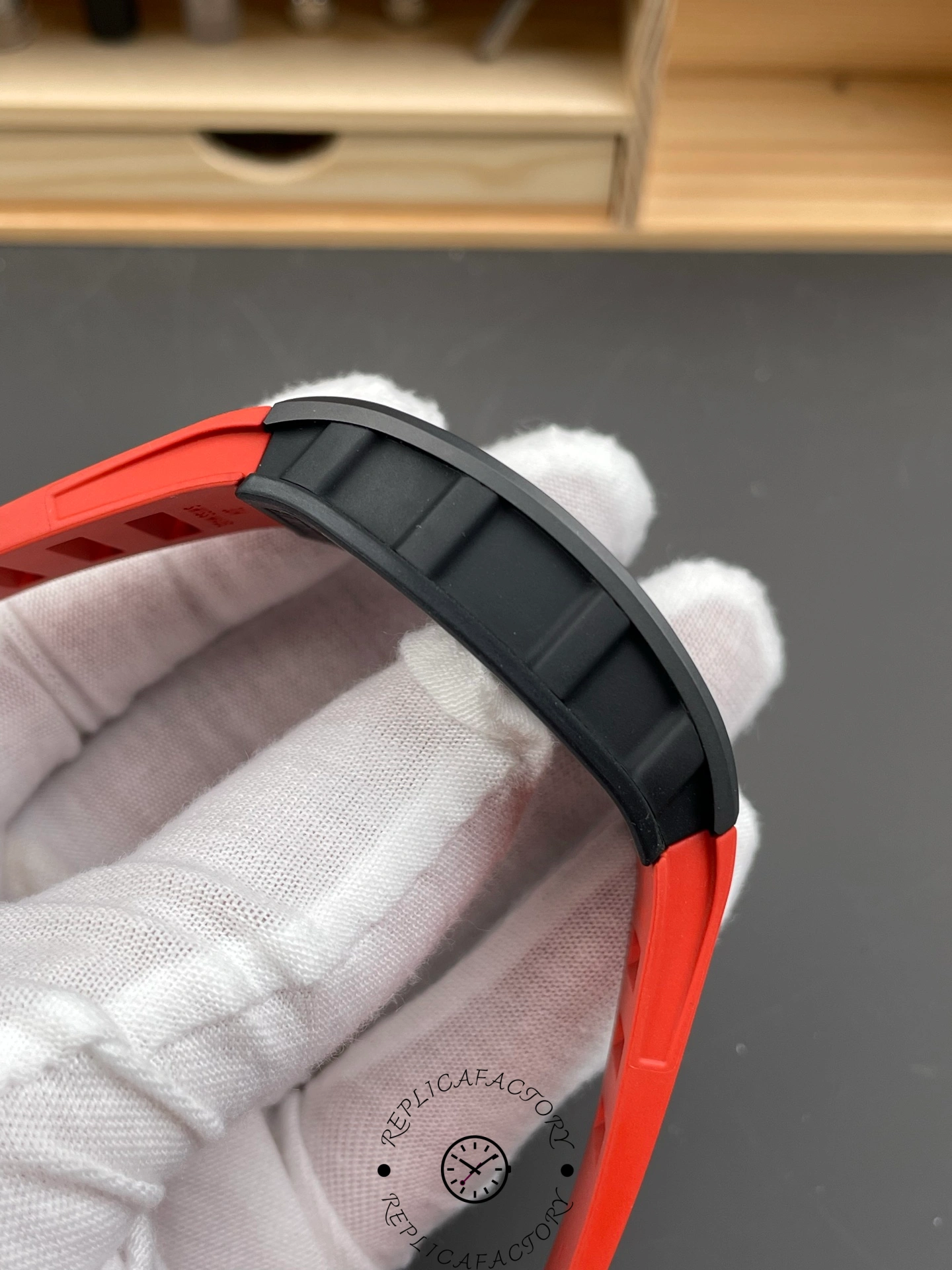 Richard Miller RM 055 RMUL2 NTPT Carbon Fiber Red Rubber Strap