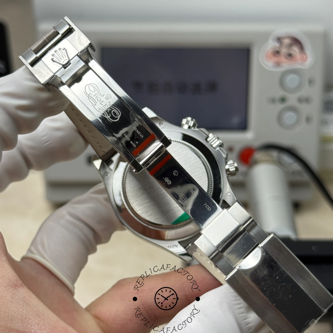 Clasp view of Rolex Daytona 116509 showing engraved logo and folding buckle.