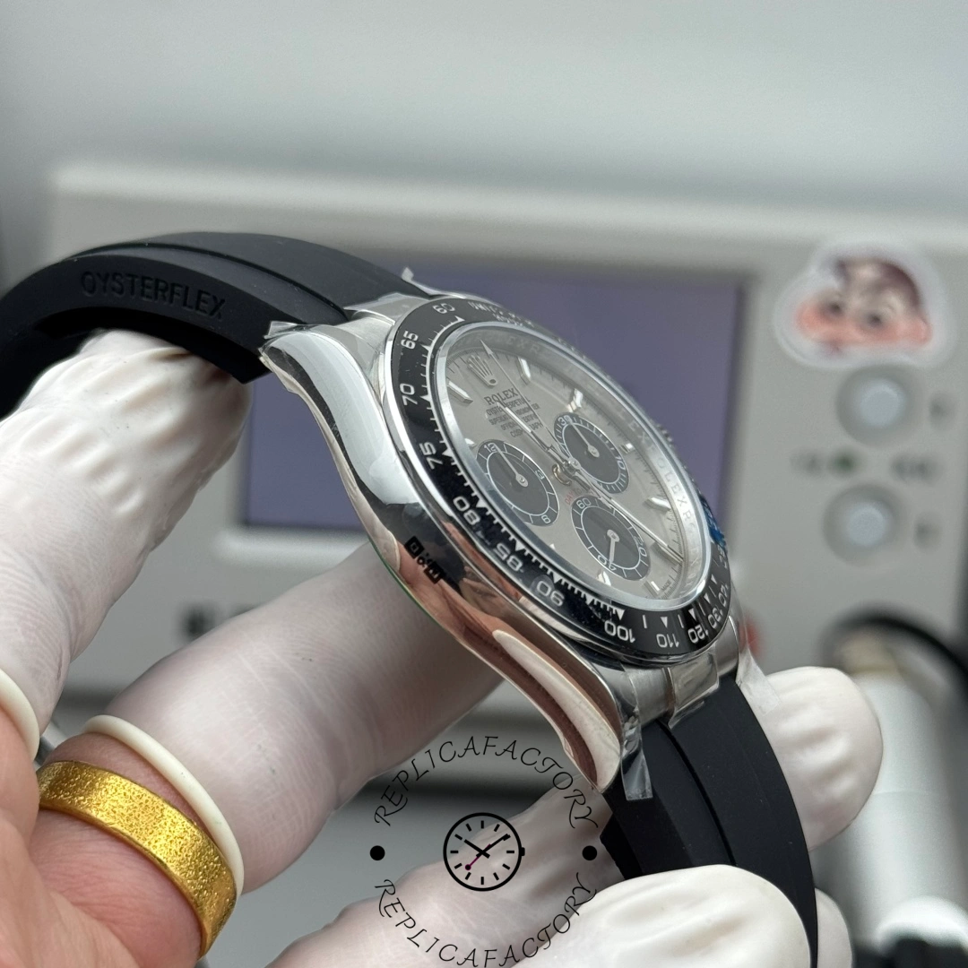 Side profile of the Rolex Cosmograph Daytona 126500LN-0001 showing the case thickness and Oysterflex strap connection.