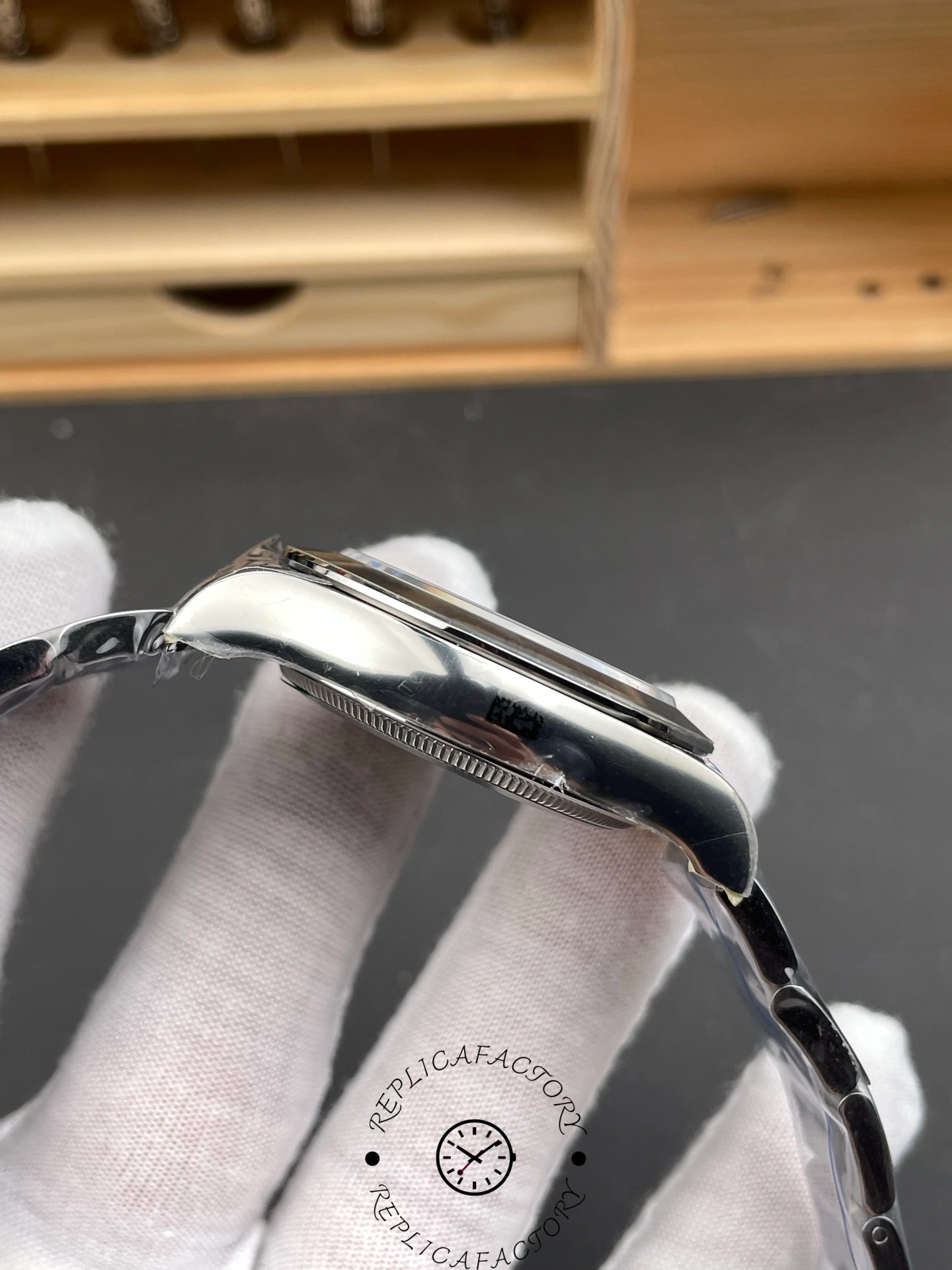 Alternate side profile of the Rolex Daytona 126509-0001 displaying the case thickness and polished finish.