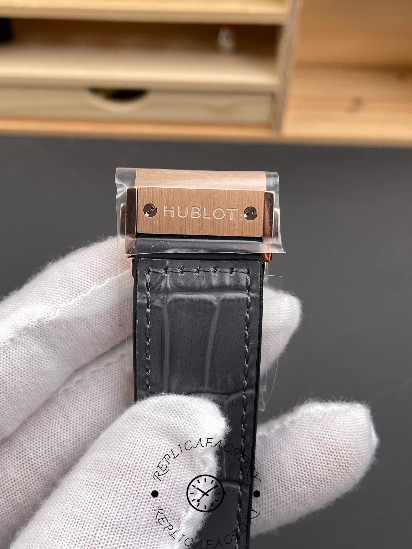 Clasp view with Hublot logo engraved on brushed King Gold buckle of Classic Fusion 511.OX.7081.LR.
