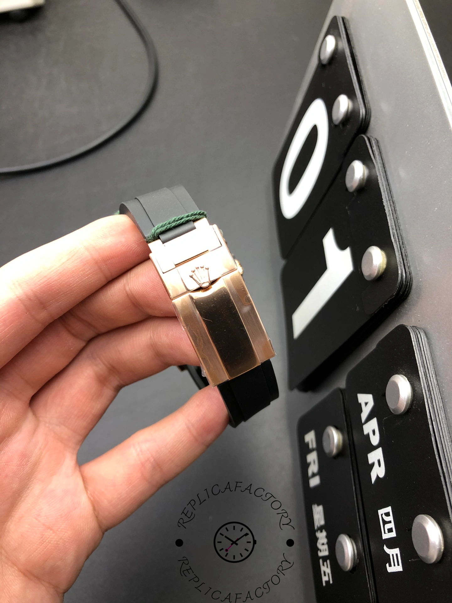 Clasp view of Rolex Cosmograph Daytona 126515LN-0010 with engraved Rolex crown logo on Everose buckle.