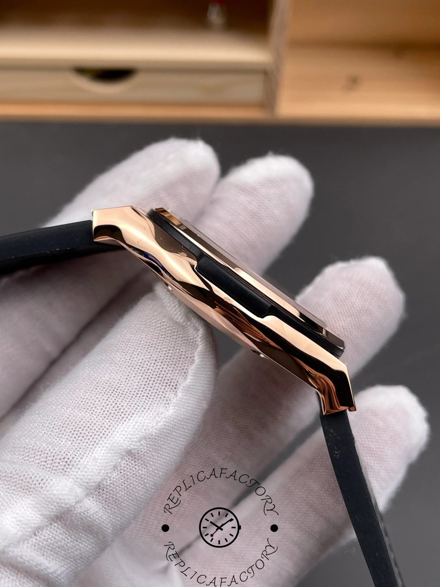 Side view of Hublot Classic Fusion 511.OX.7081.LR showing the slim polished King Gold case profile.