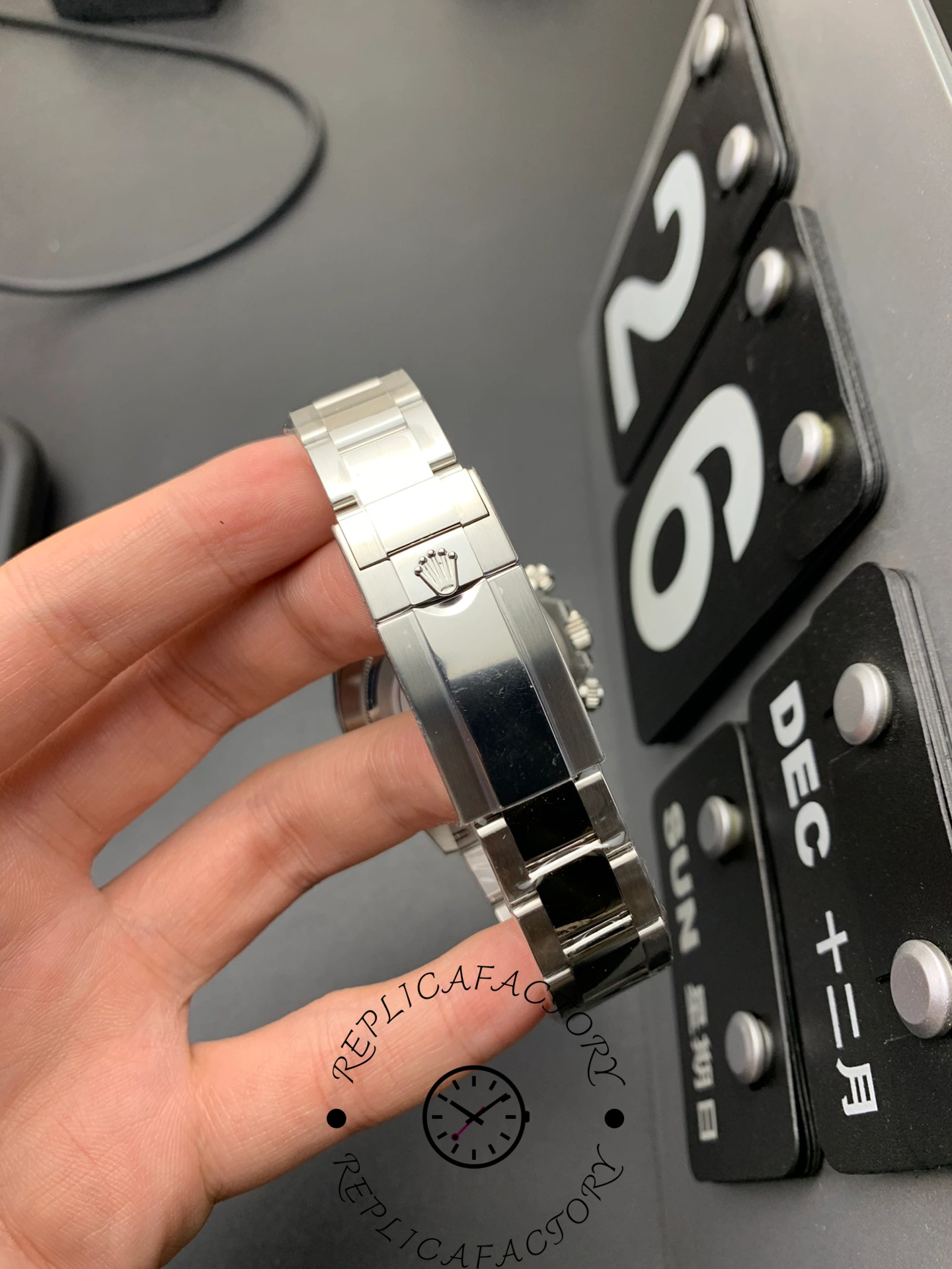 Bracelet clasp view of Rolex Cosmograph Daytona m126500ln-0002 highlighting the polished Oysterlock clasp and Rolex crown logo.