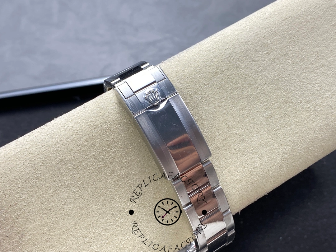 Rolex Cosmograph Daytona 116500LN bracelet clasp close-up showing the polished Oysterlock clasp with engraved Rolex crown.