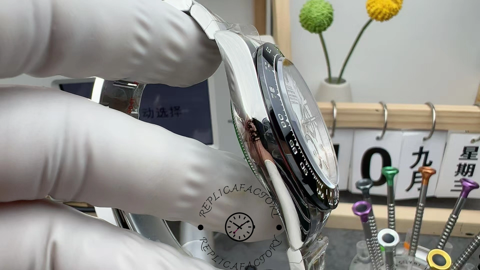 Side profile of the Rolex Cosmograph Daytona M126500LN-0001 showing the polished case and ceramic bezel edge.