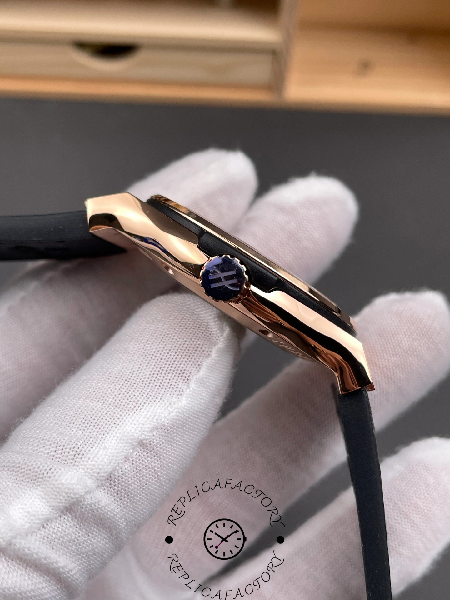 Crown close-up with embossed Hublot “H” logo on 511.OX.7081.LR King Gold case.