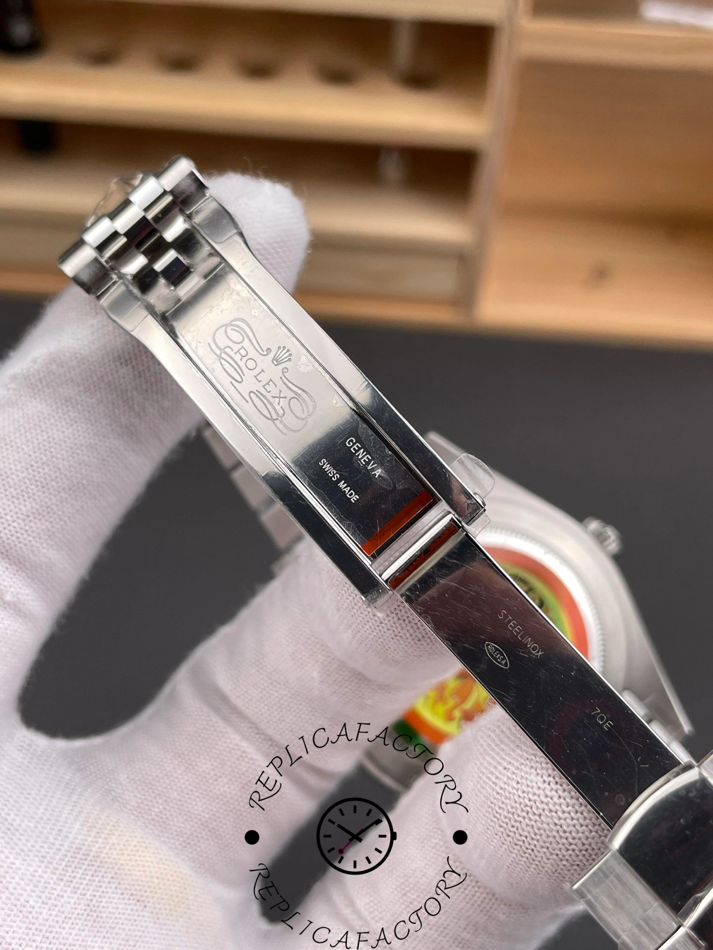 Inner clasp view of the Rolex Datejust 126334-0018 engraved with “Rolex Geneva Swiss Made”.