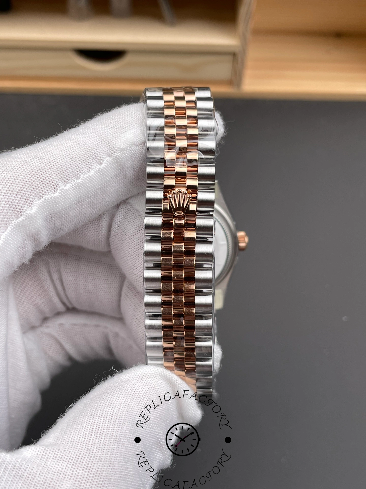 Close-up of THB Factory Rolex Datejust 31 ref. 278271-0028 Everose Rolesor Jubilee bracelet with crown clasp.