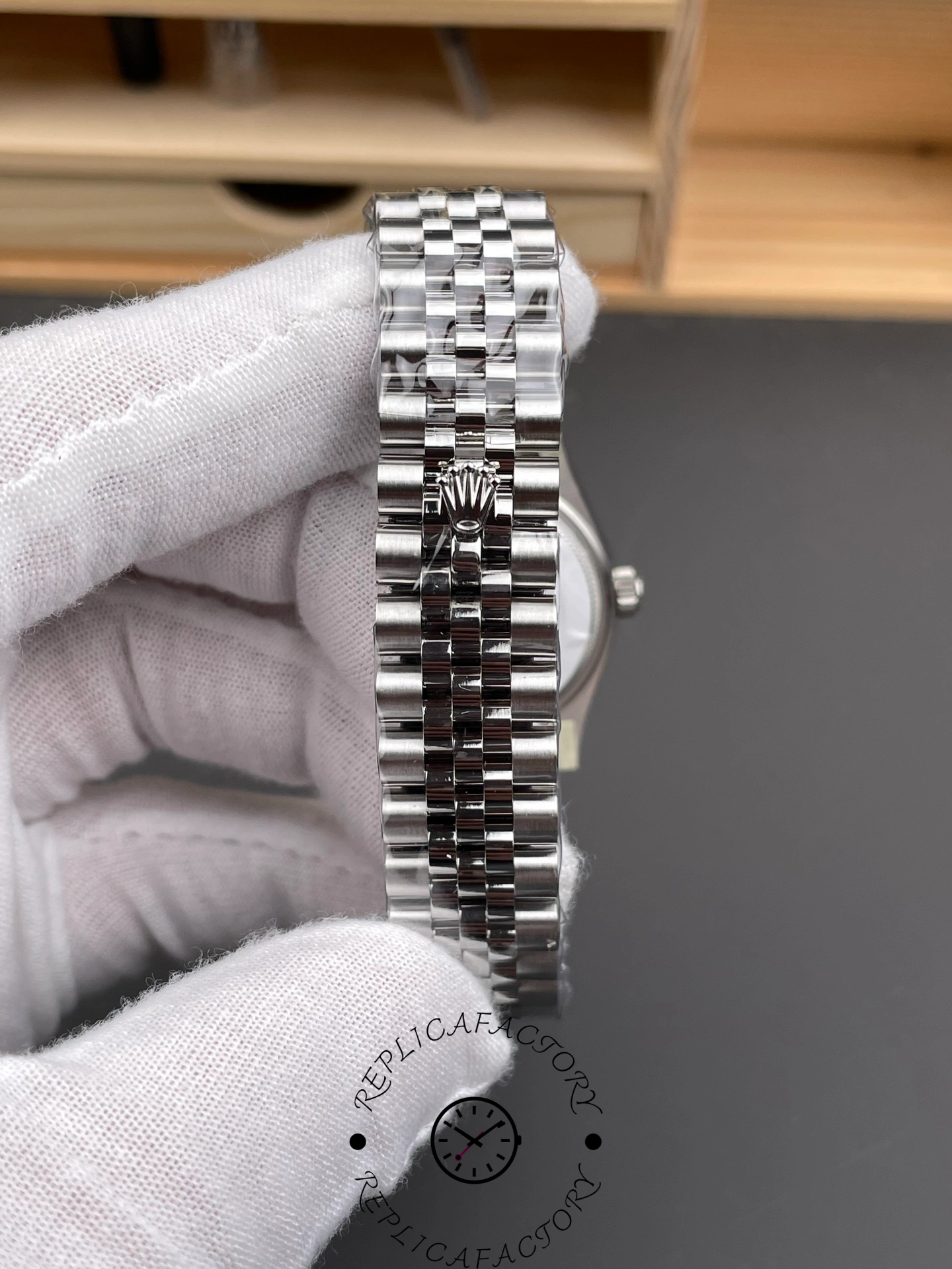Clasp exterior of THB Factory Rolex Datejust 31 ref. 278274-0036 with Rolex crown logo on Jubilee bracelet.