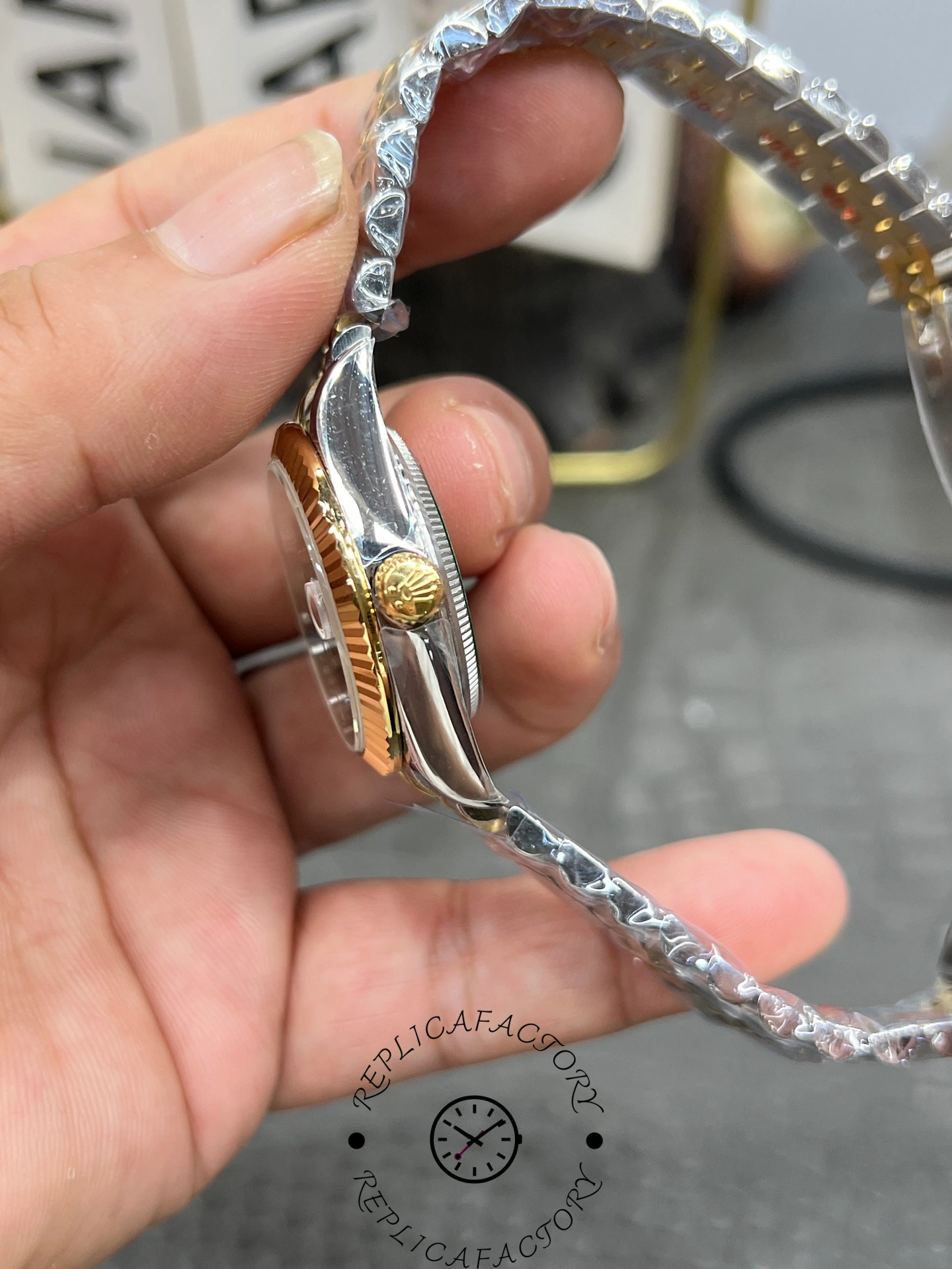 ReplicaFactory Rolex Datejust 31mm 278273-0030 side profile showing yellow gold screw-down crown.