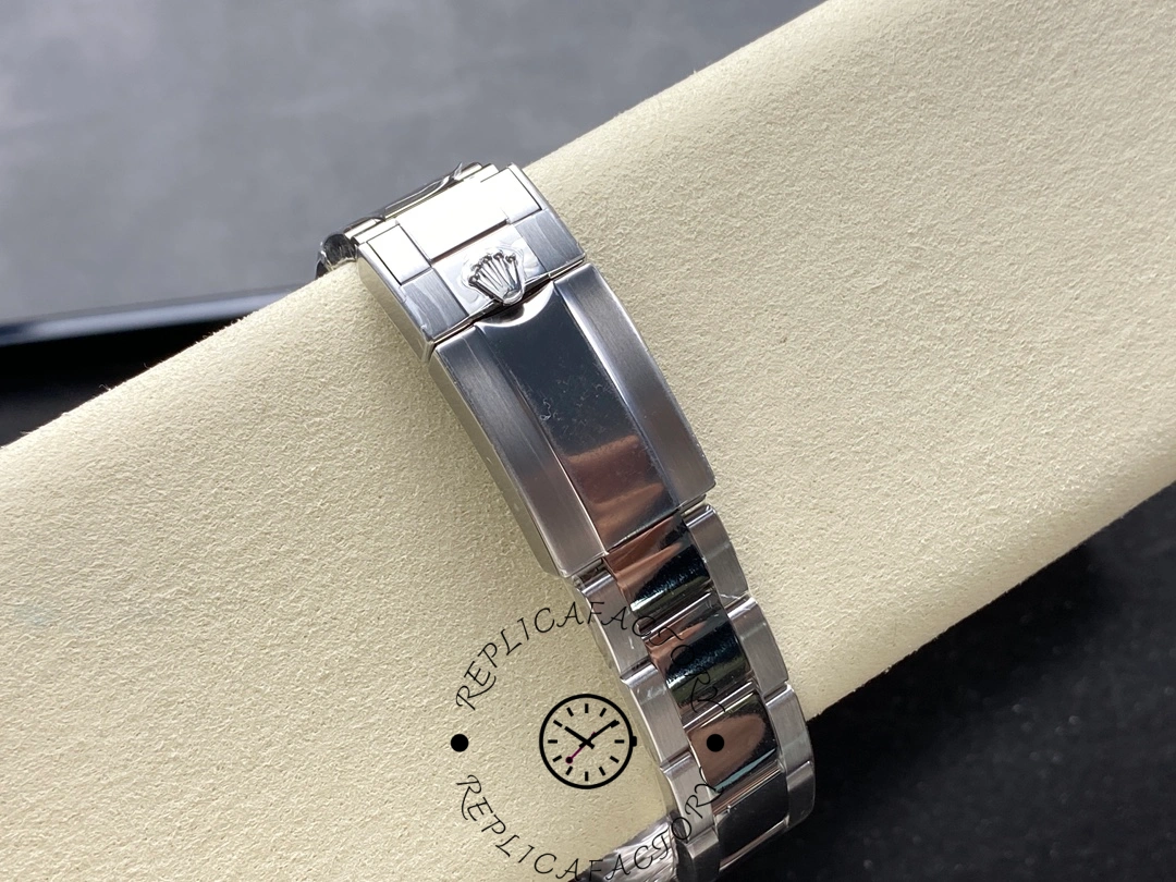 Clasp view of Rolex GMT-Master II M126710GRNR-0004 stainless steel bracelet.