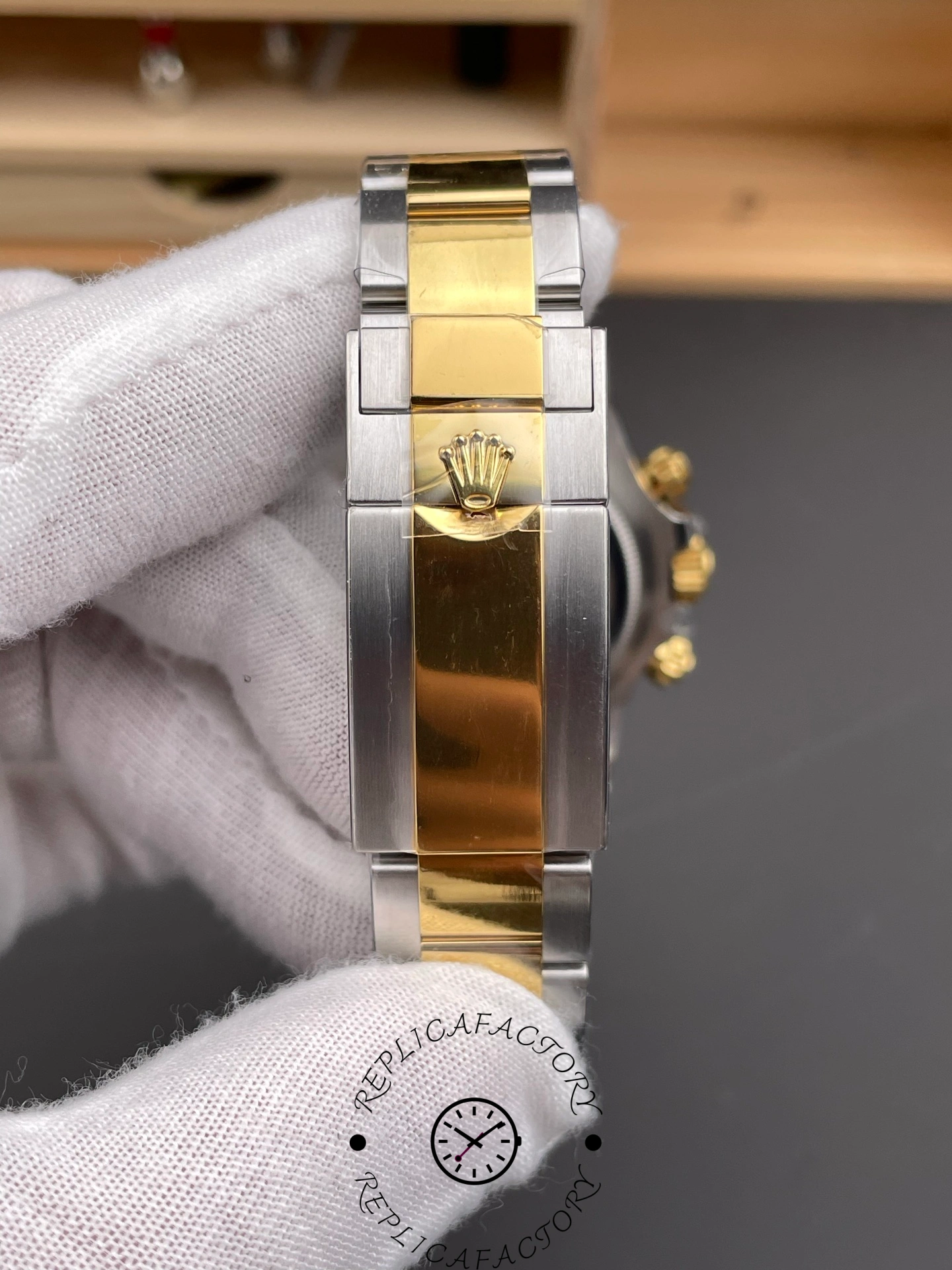 Bracelet clasp of Rolex Daytona 126503-0002 with Rolex crown logo.
