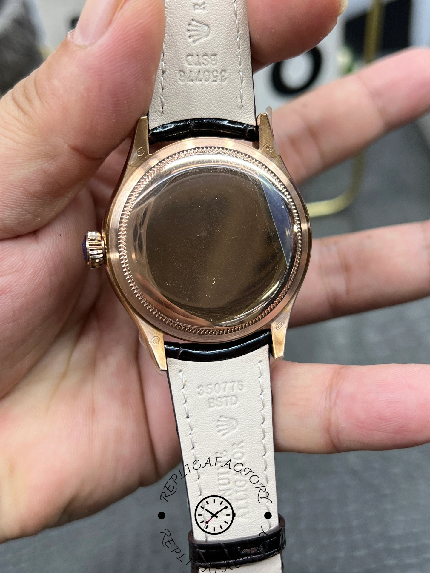 Folding clasp of Rolex Cellini 50535 in Everose gold with Rolex logo.