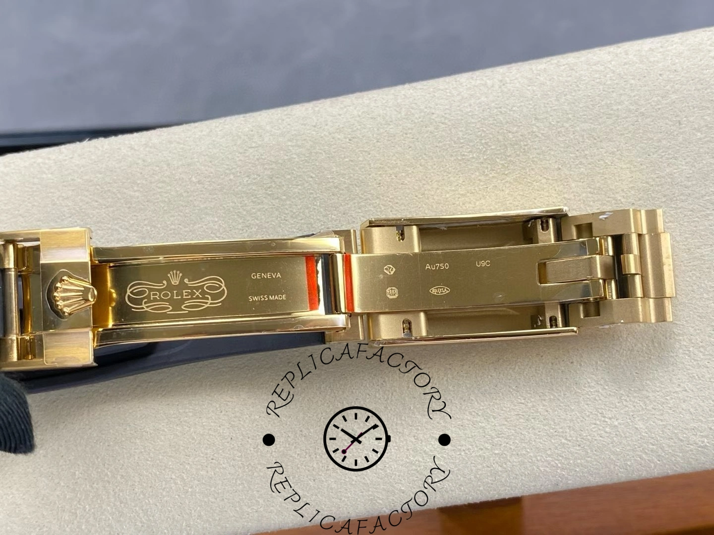Inside clasp engraving of Rolex Cosmograph Daytona 126518LN with Au750 hallmark.