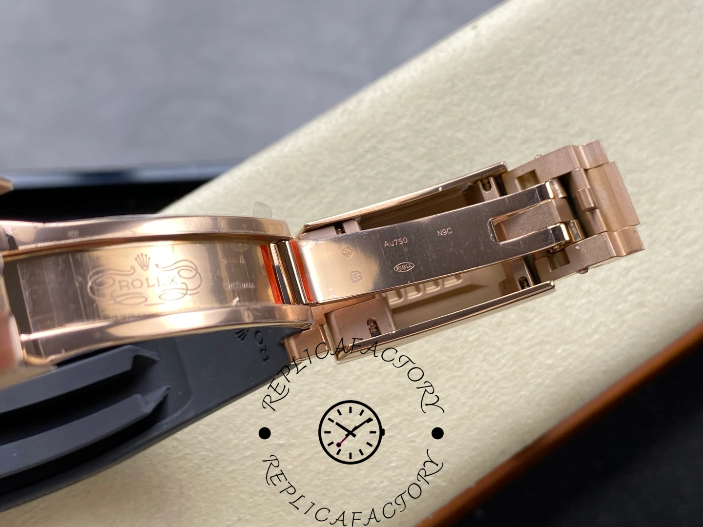 Clasp close-up of Rolex Daytona 126515LN showing engraved Rolex logo and AU750 hallmark.
