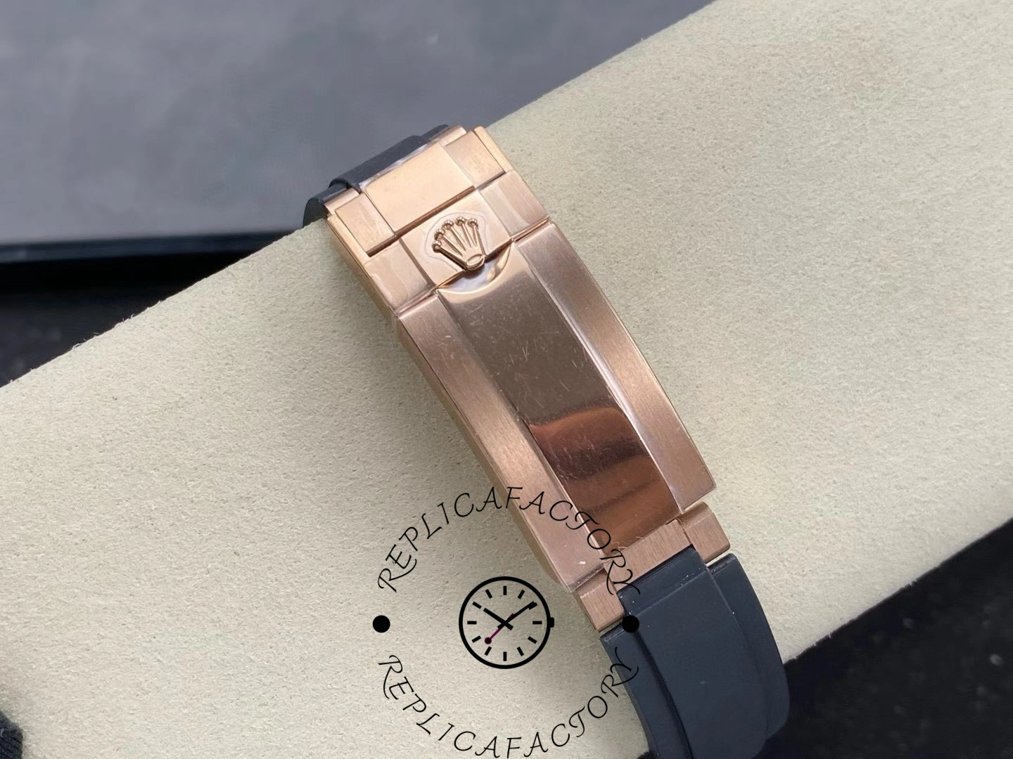 Clasp view of Rolex Cosmograph Daytona 126515LN showing crown logo engraving.