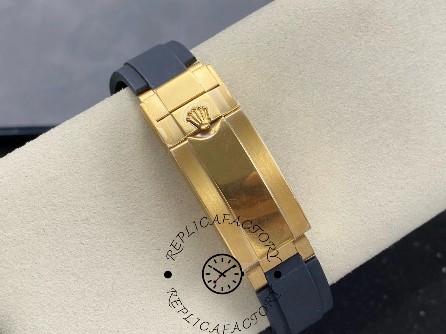 Clasp of Rolex Cosmograph Daytona 126518LN showing Rolex crown logo.