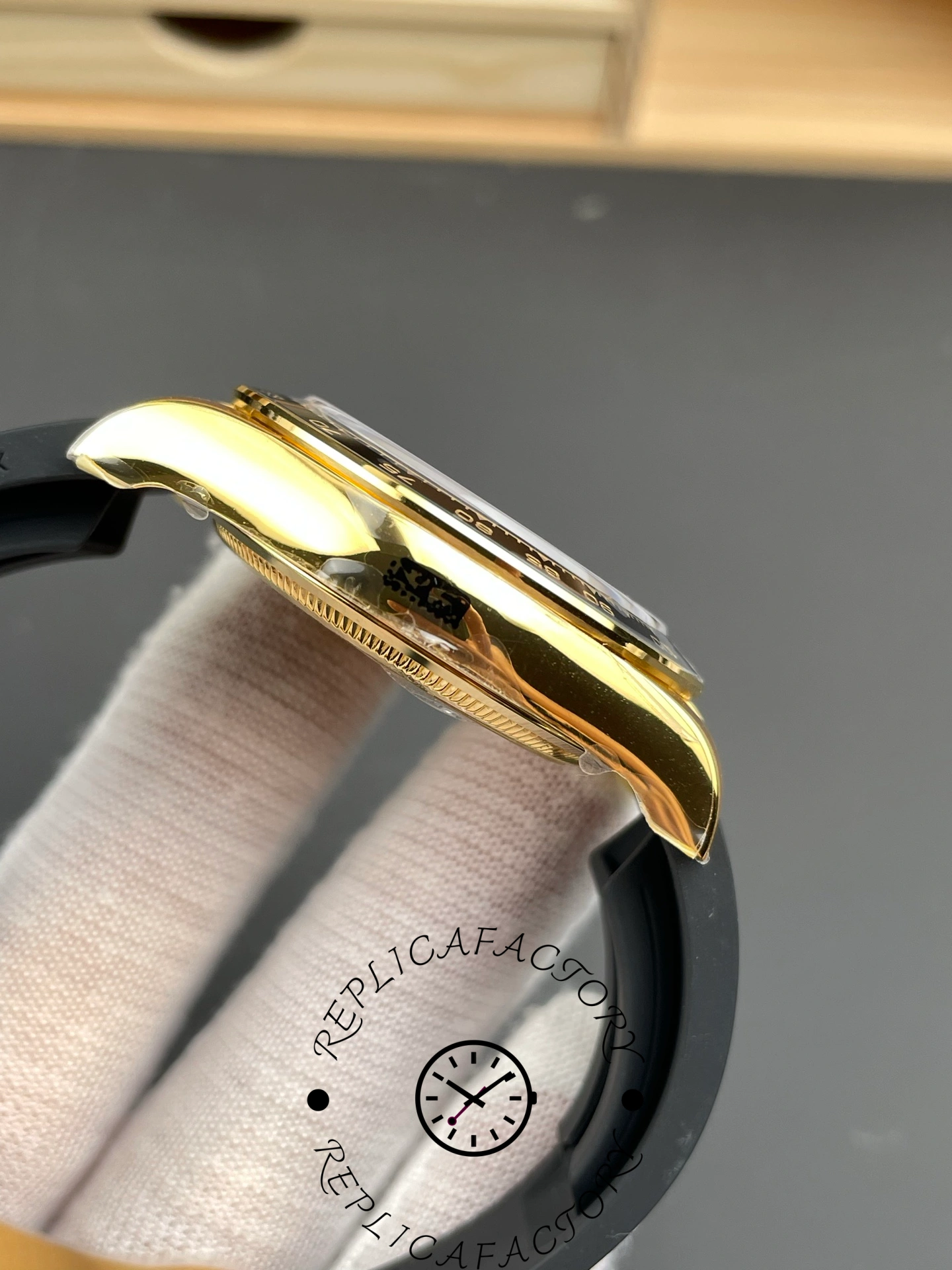 Left side profile of Rolex Daytona 126518LN emphasizing polished gold case curves.