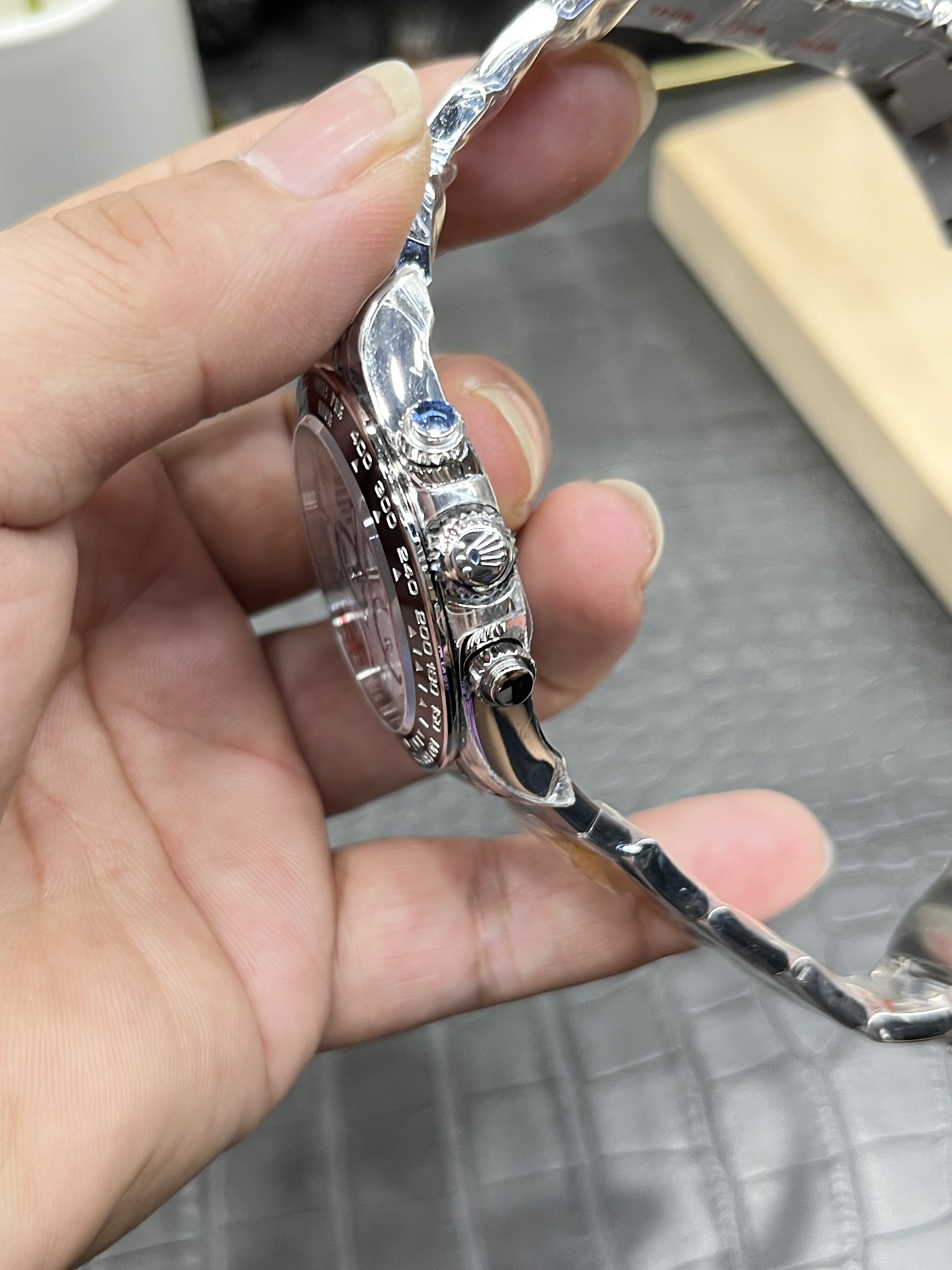 Side view of the Rolex Cosmograph Daytona M126500LN showing the Oystersteel bracelet with Rolex logo.