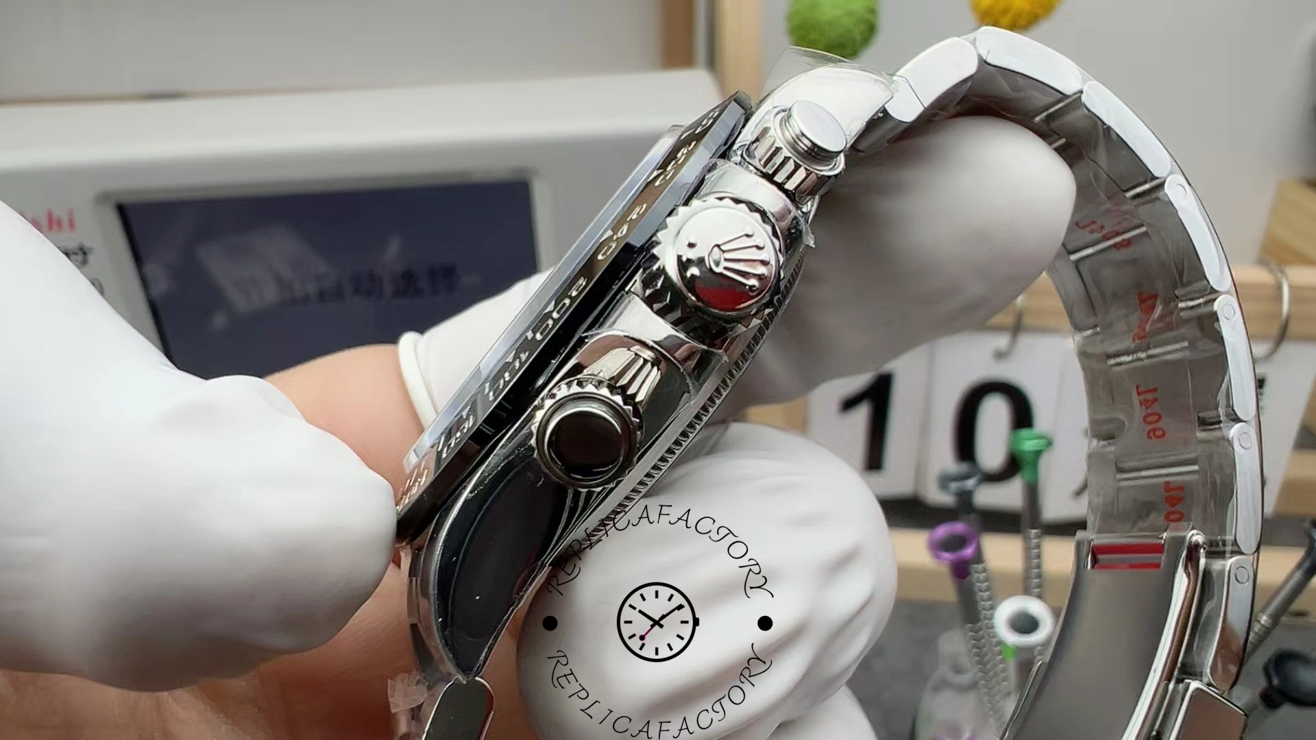 Crown side view of the Rolex Cosmograph Daytona 116500LN displaying the screw-down pushers and Rolex crown logo.