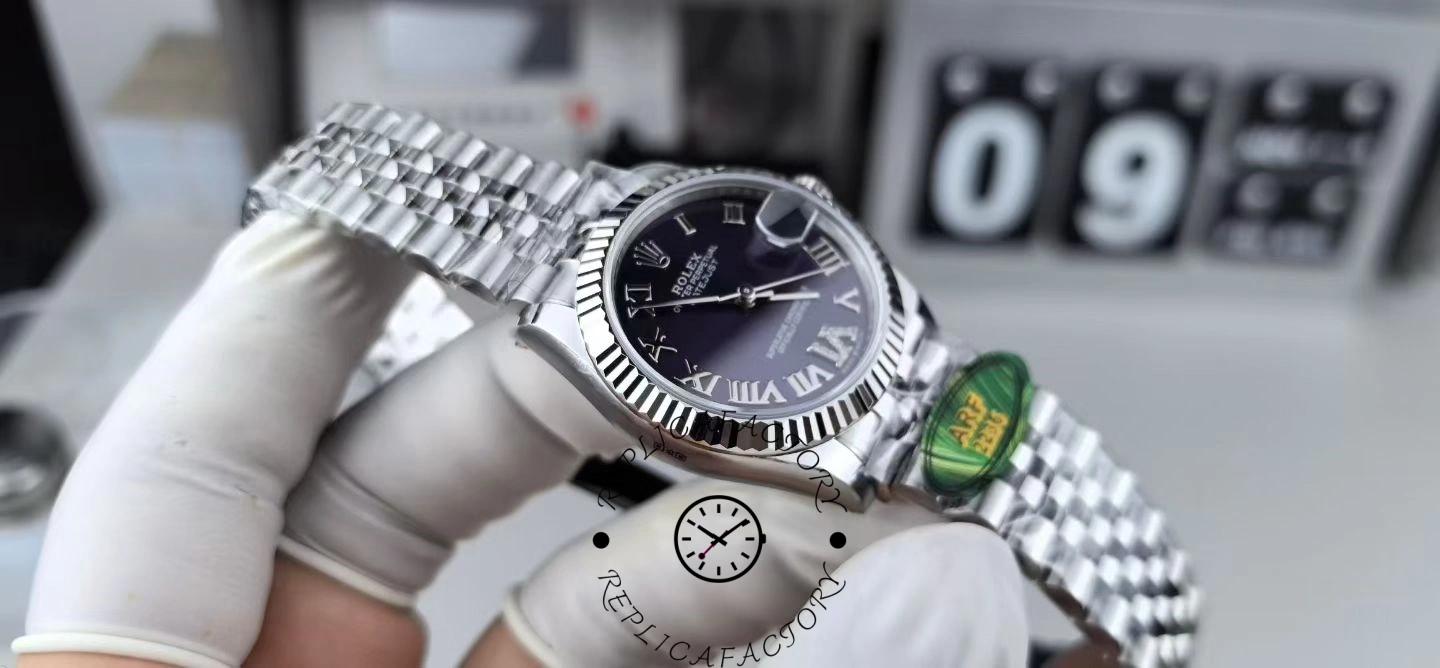 Side view of Rolex Datejust 31mm 278274 0002 with a close look at the Jubilee bracelet and polished case.