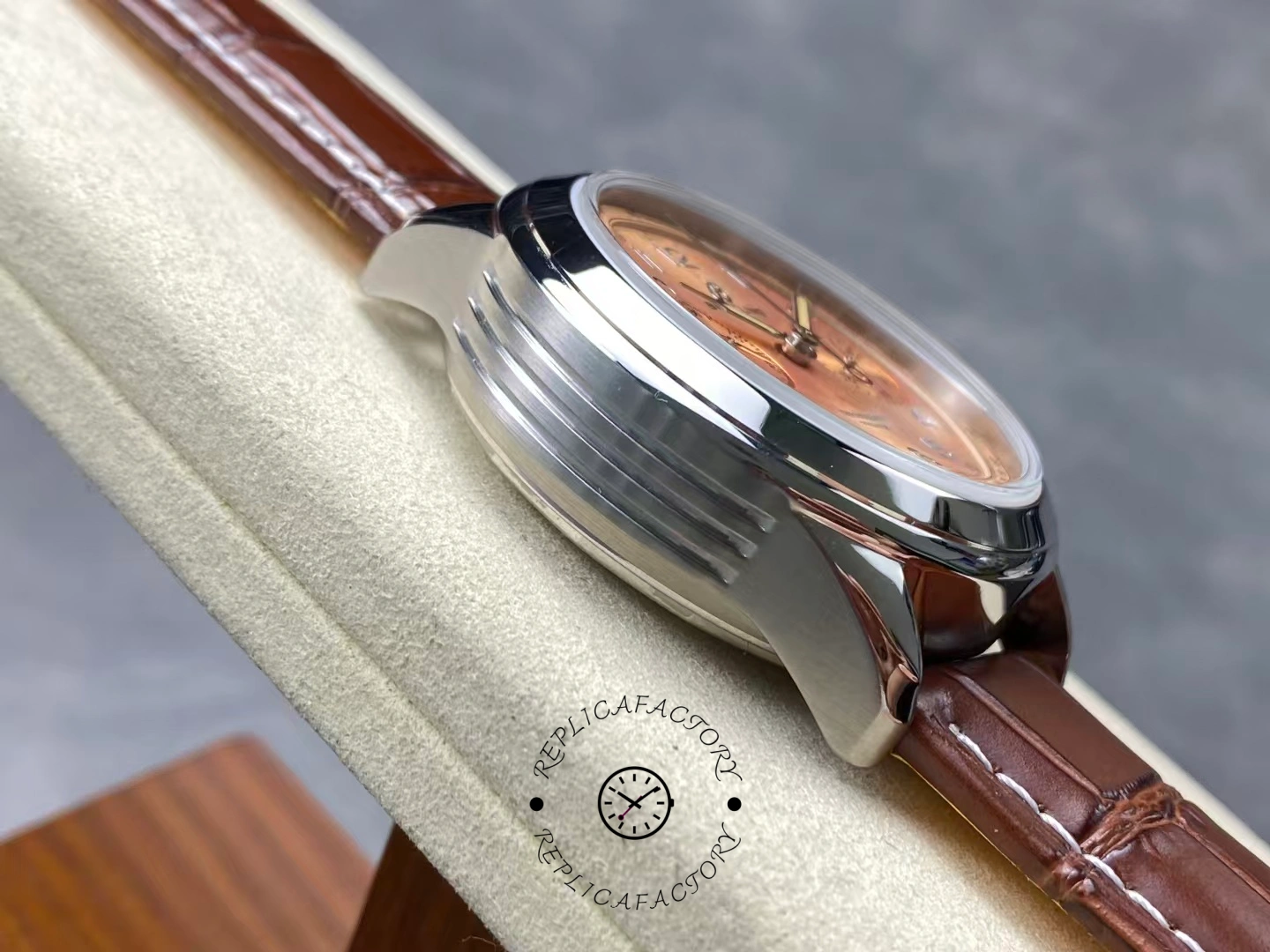 Side case view of Breitling Premier B09 Chronograph 40 AB0930F51H1P1 showing polished grooves.