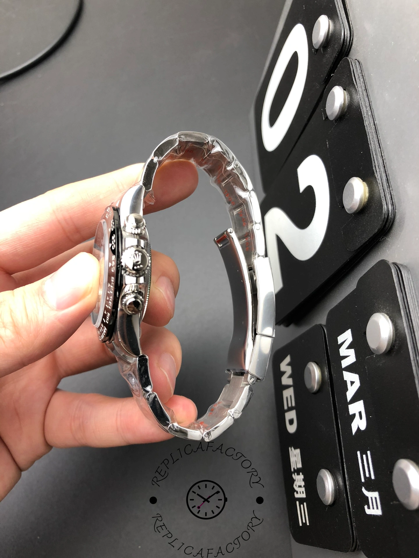 Side profile of Rolex Daytona 116500LN-0001 showing screw-down pushers and crown guards.