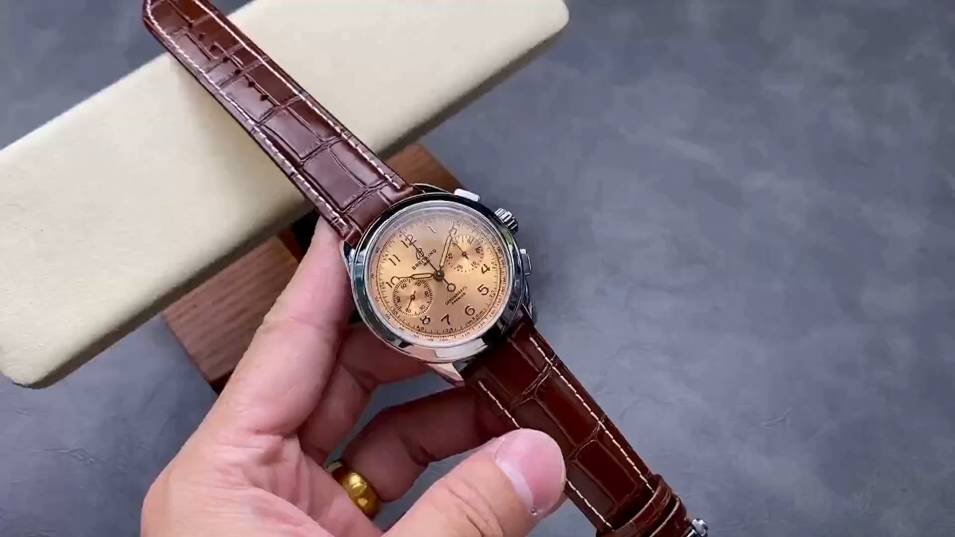 Breitling Premier B09 Chronograph 40 AB0930F51H1P1 1:1 Clone Champagne Dial - Video