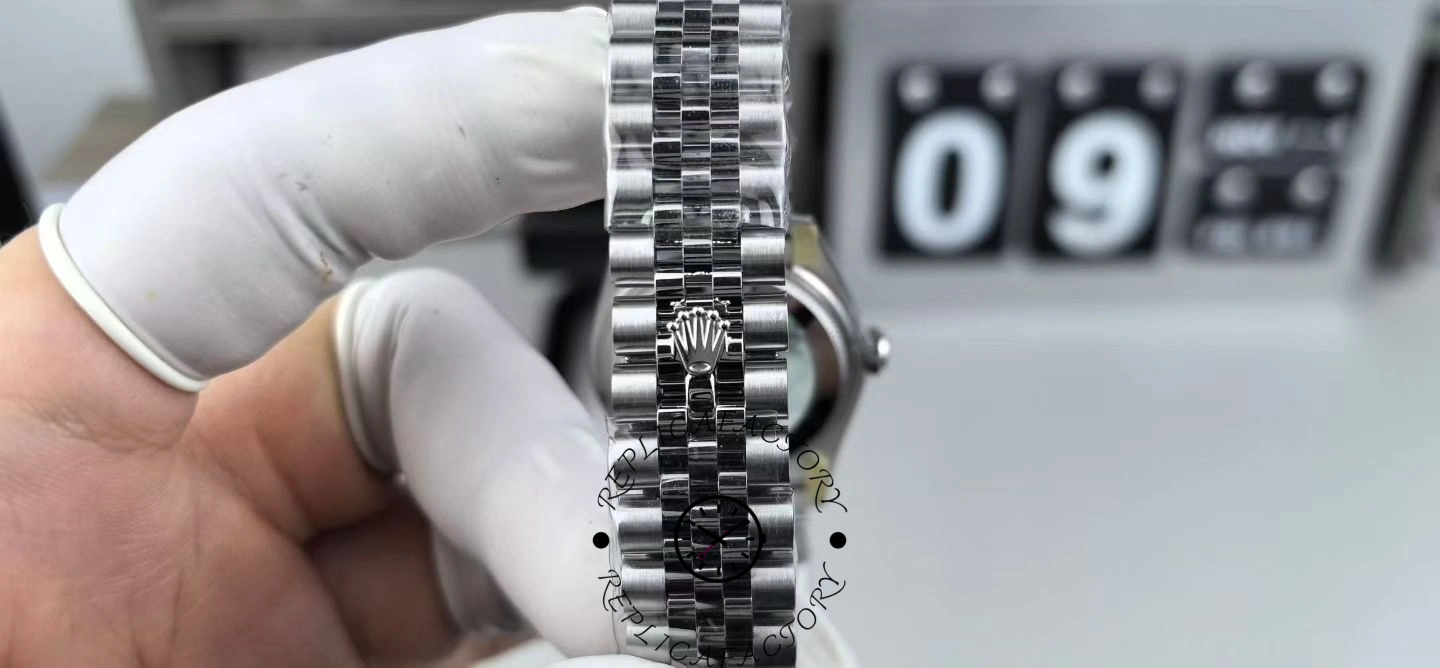 Detailed side view of the Rolex Datejust 31mm 278274 0002 with visible polished finish on the bracelet and case.