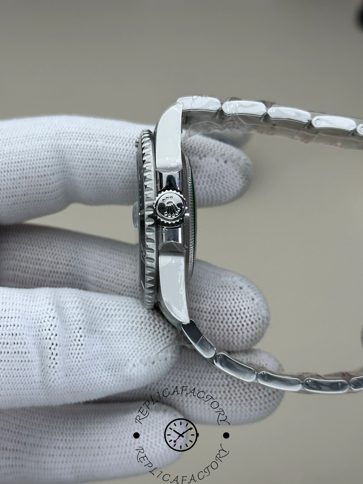 Side view of Rolex Submariner 116610LN with a clear view of the bracelet and crown.