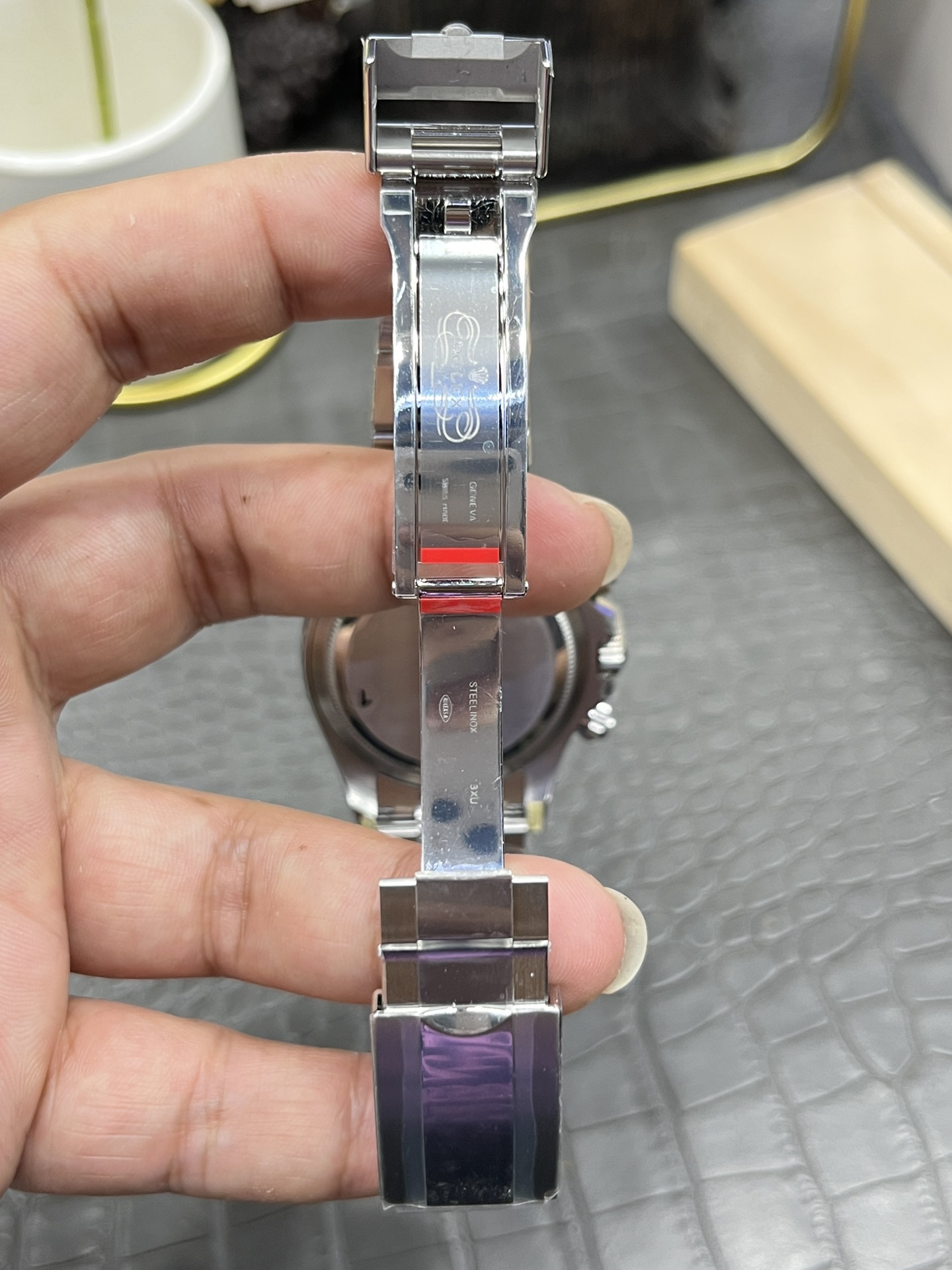 Side view of the Rolex Cosmograph Daytona M126500LN bracelet, highlighting the links.