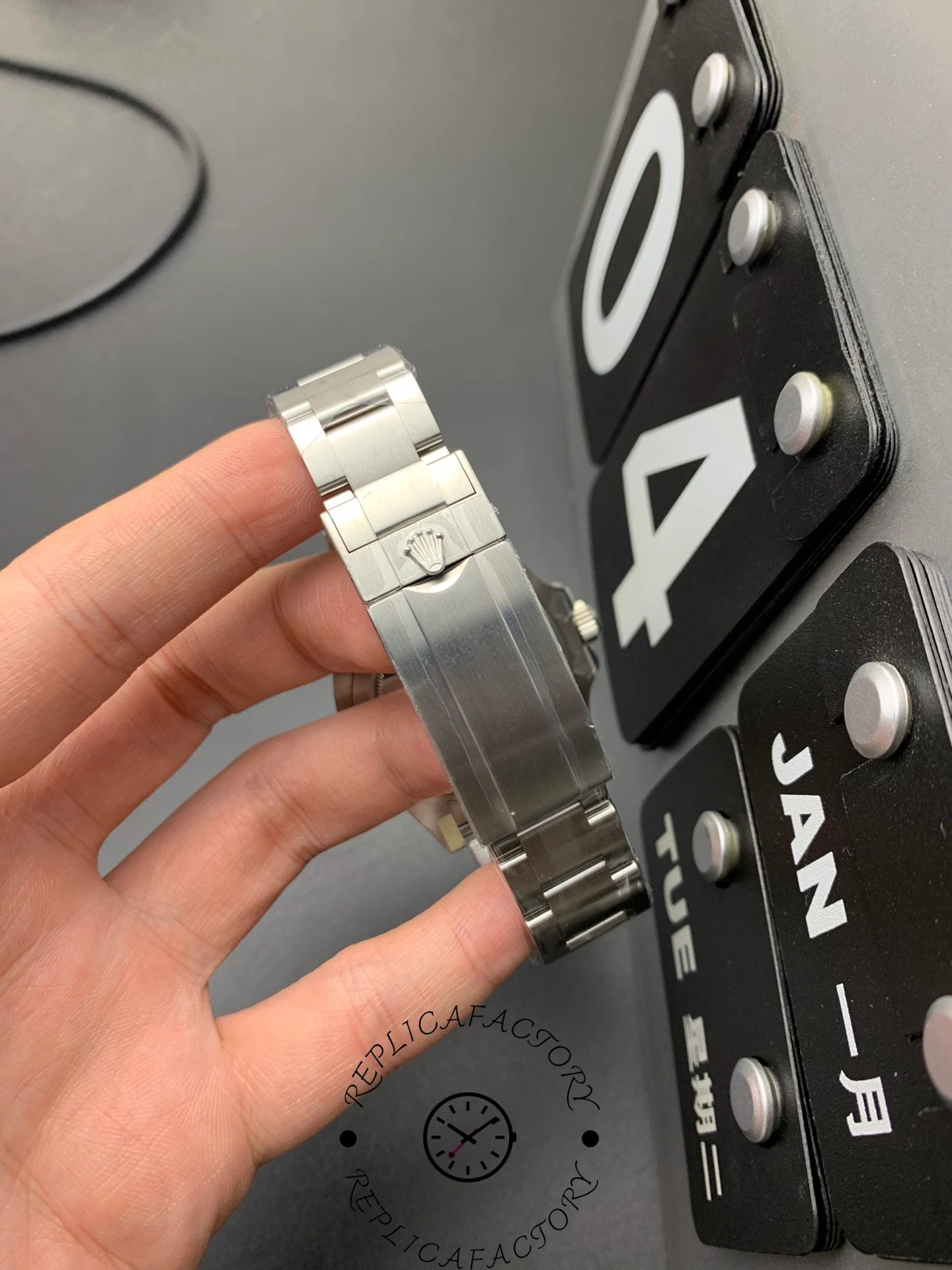 Close-up of the Rolex Submariner 116610LN bracelet showing the Oysterlock clasp and clean design.