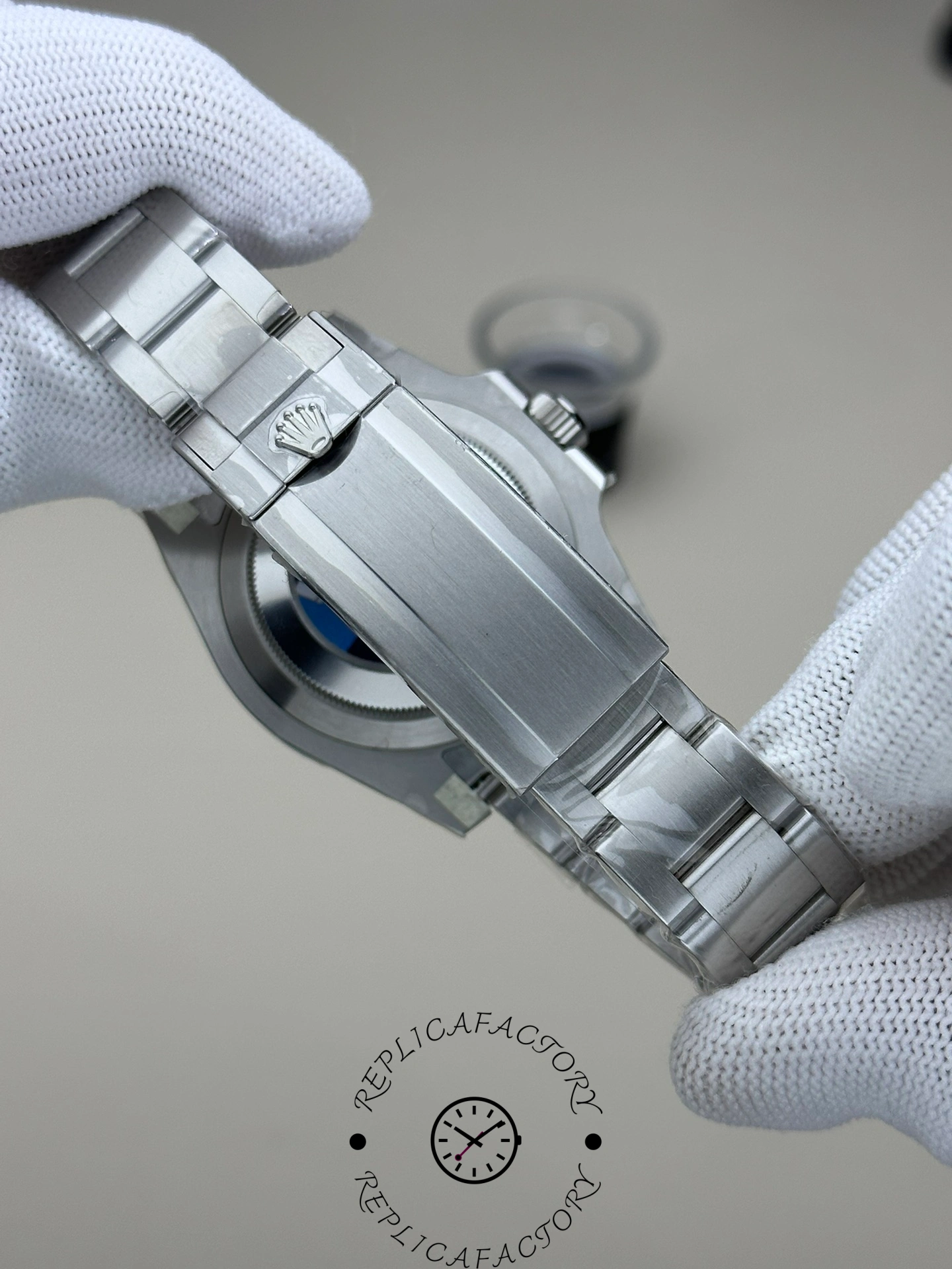 View of the Rolex Submariner 116610LN clasp, highlighting the logo engraving and design.