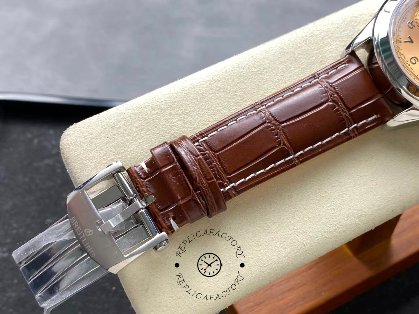 Buckle detail of Breitling Premier B09 Chronograph 40 AB0930F51H1P1 with Breitling logo clasp.