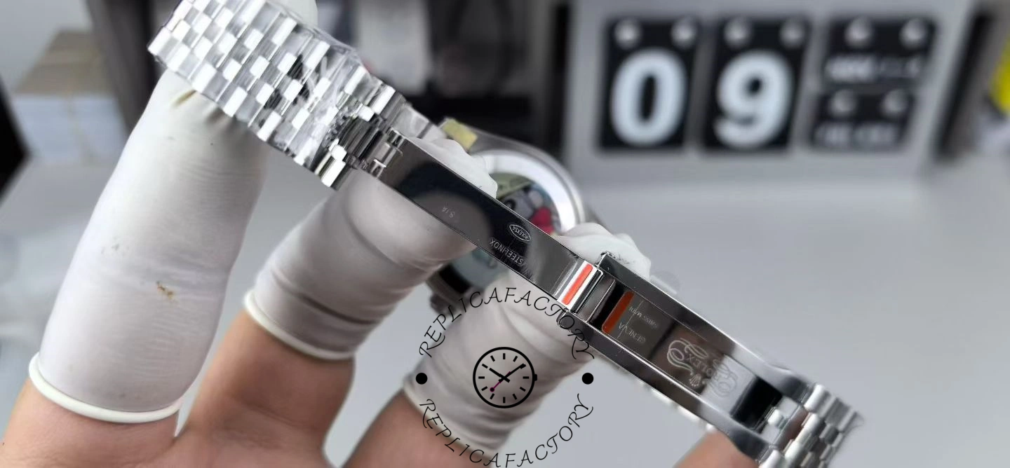 Close-up of the Rolex Datejust 31mm 278274 0002 bracelet showing the fine detailing of the Jubilee links.