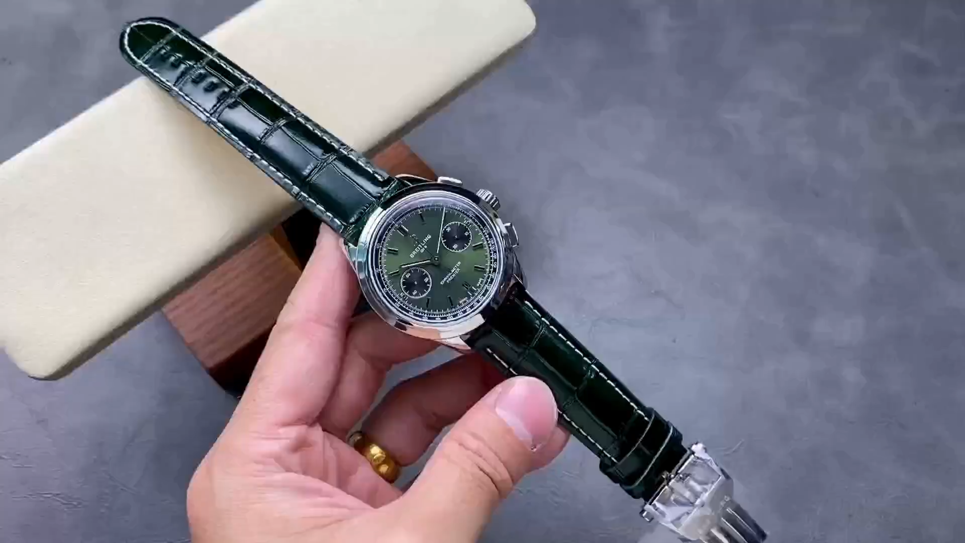 Breitling Premier B01 Chronograph 42 Bentley British Racing Green AB0118A11L1X1 Replica Watch - Video