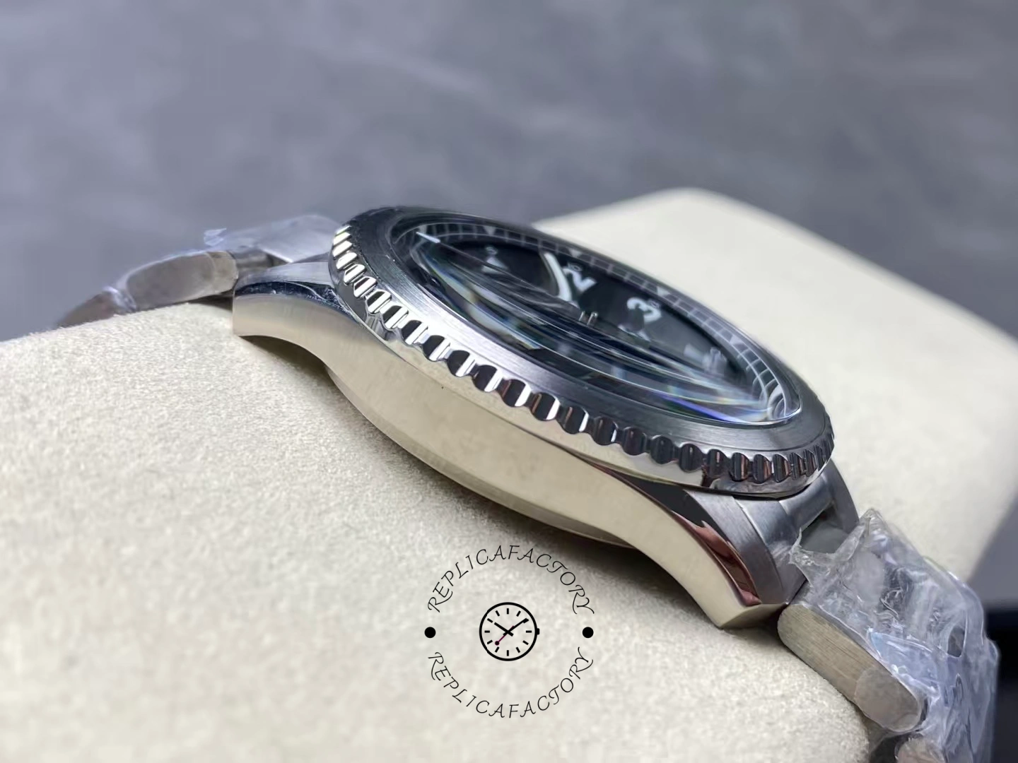 Polished side case of Breitling Navitimer 8 A17314101B1A1 showing serrated bezel.