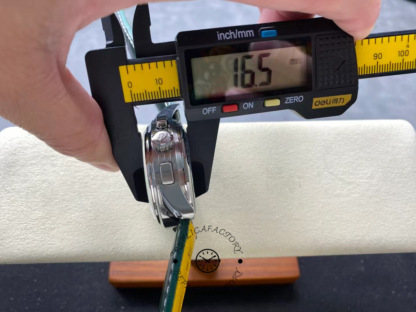 Side measurement of Breitling Premier B01 AB0118A11L1X1 showing case thickness at 16.5mm.