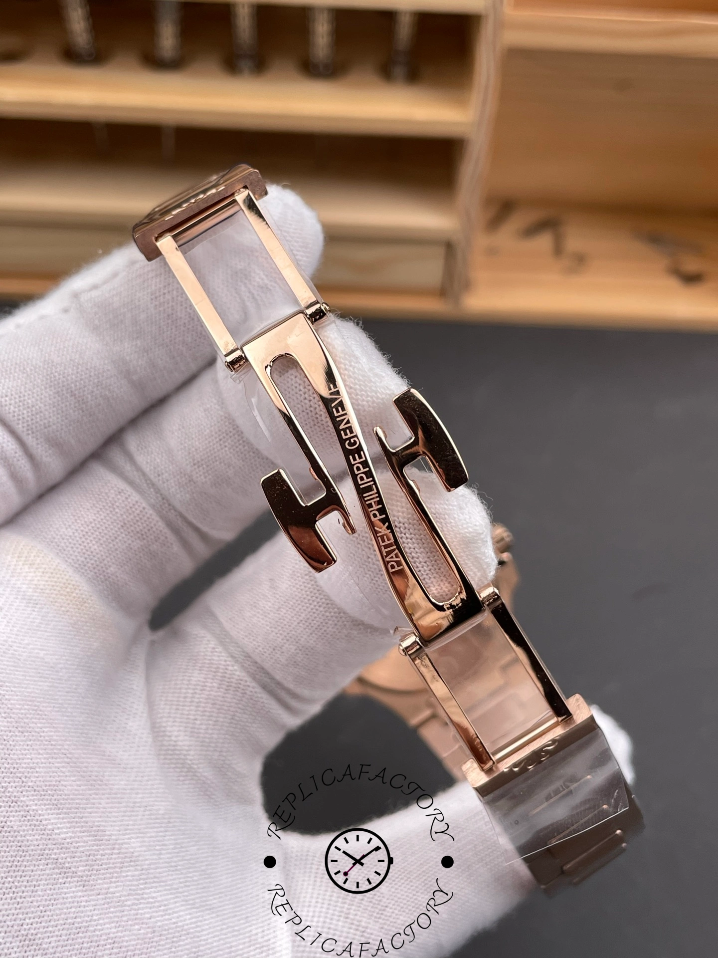 Folding clasp of Patek Philippe Nautilus 7010/1R-013 engraved with Patek Philippe name.