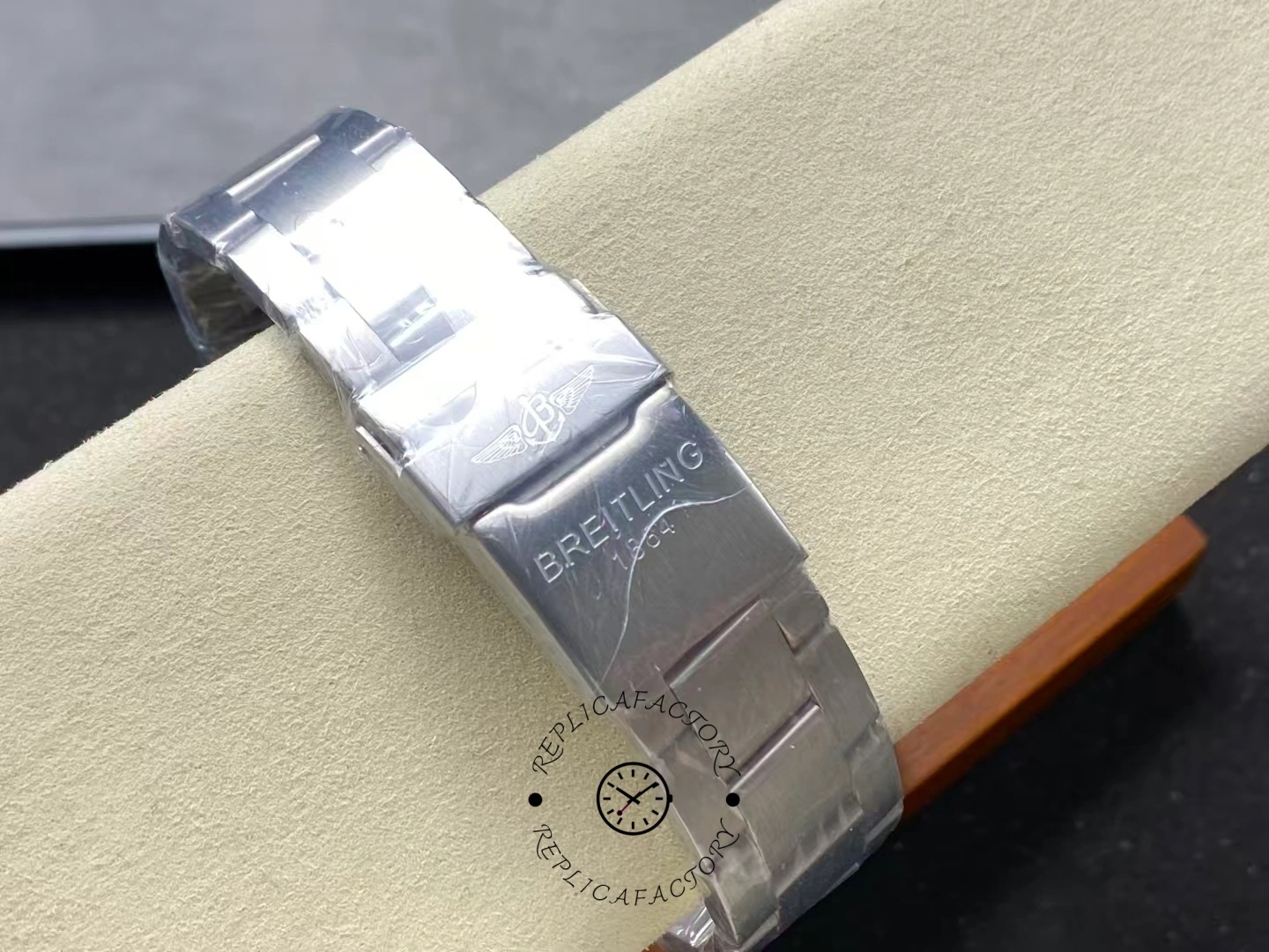 Stainless steel clasp of Breitling Aviator 8 A17315101C1A1 engraved with Breitling logo.