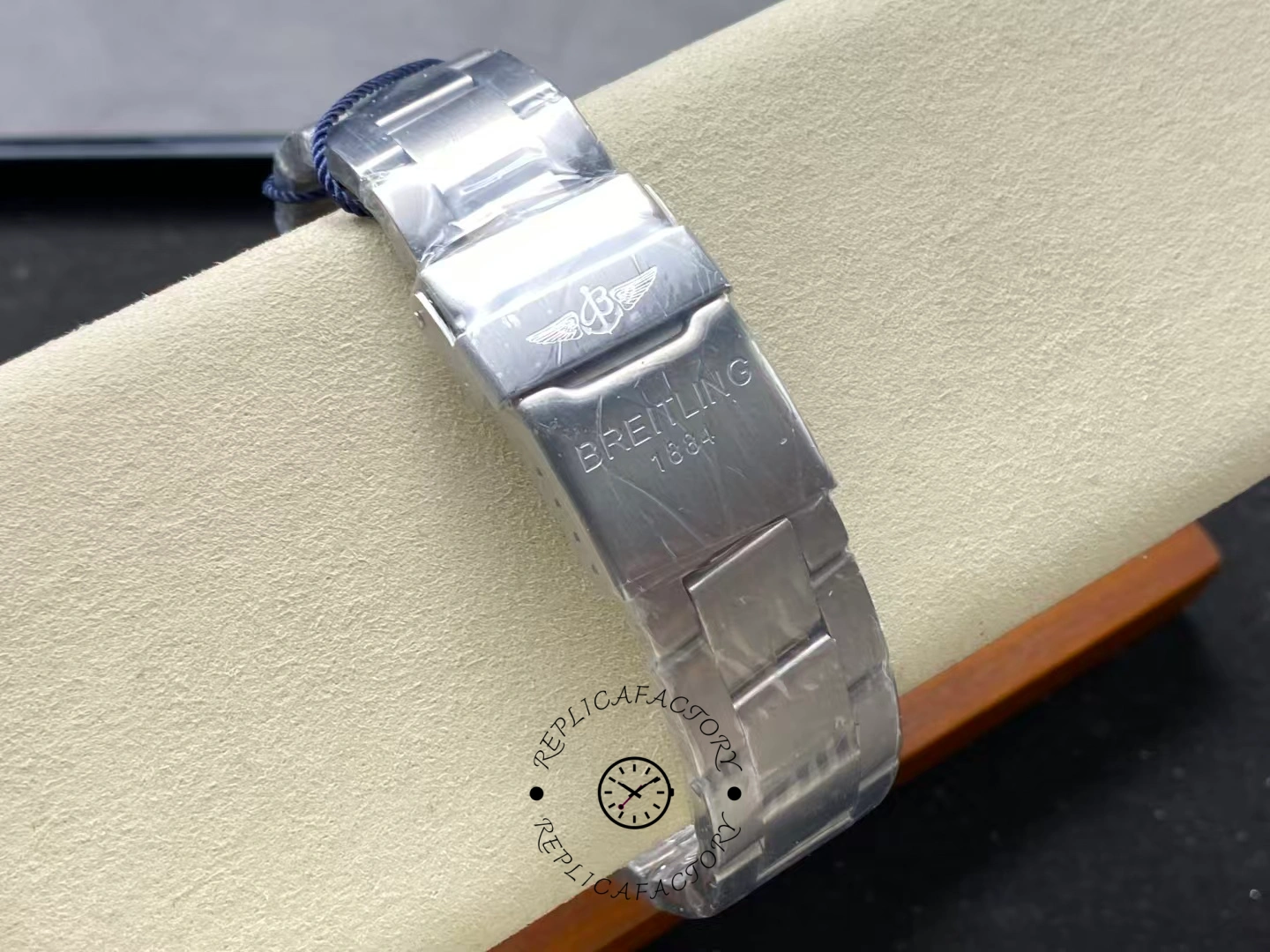 Stainless steel clasp of Breitling Navitimer 8 A17314101C1A1 engraved with logo.