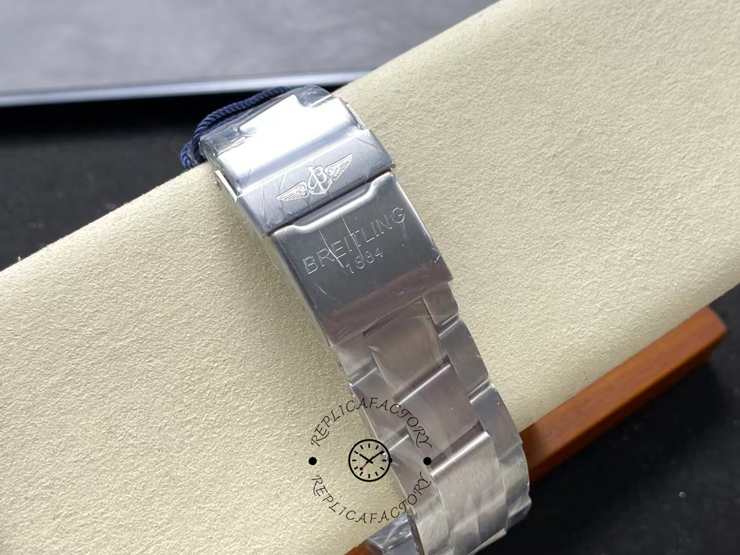 Stainless steel clasp of Breitling Aviator 8 B35 AB3521U41B1A1 engraved with Breitling logo.