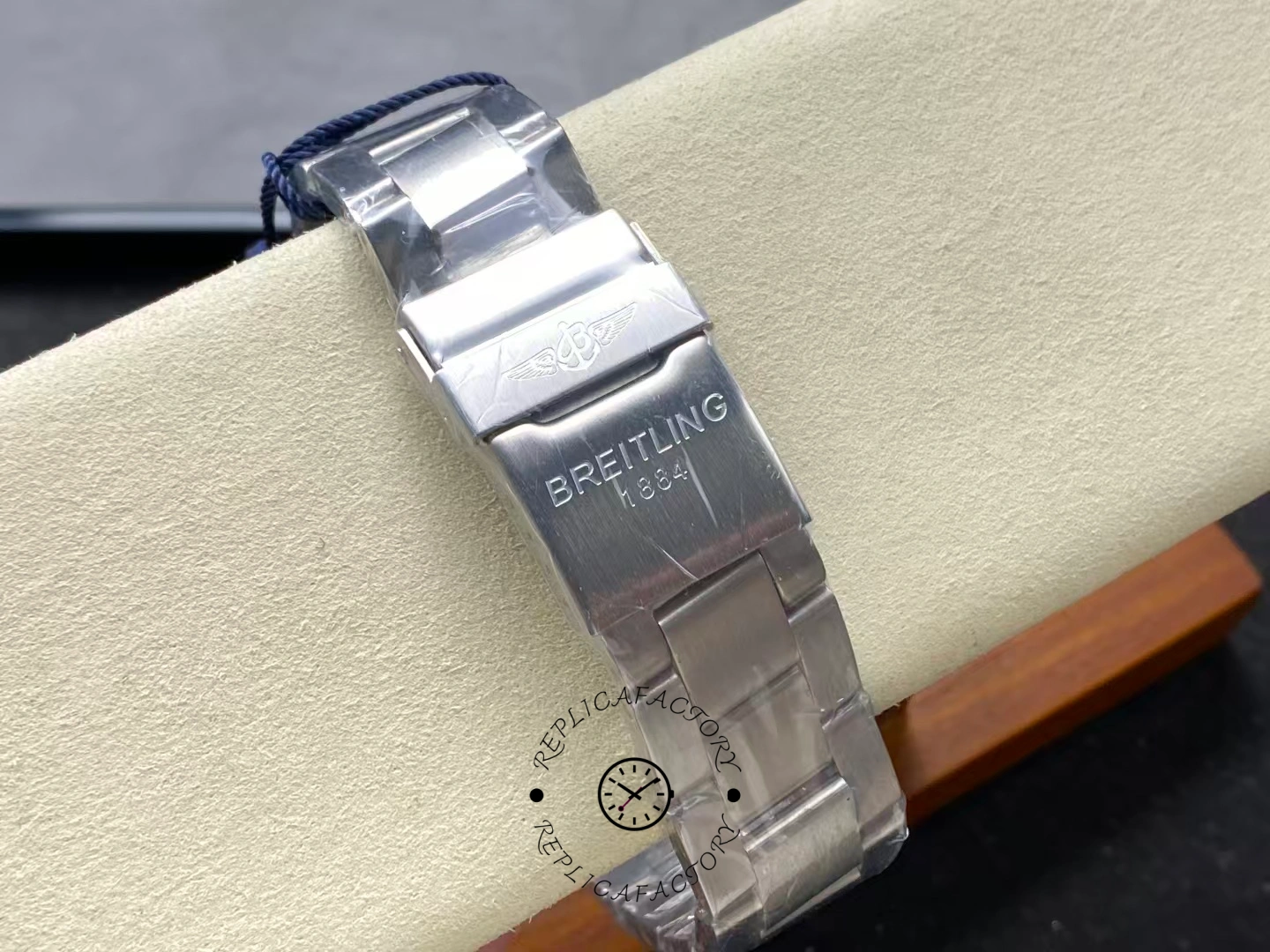 Stainless steel clasp of Breitling Aviator 8 B35 AB3521U01G1A1 engraved with Breitling wings logo.