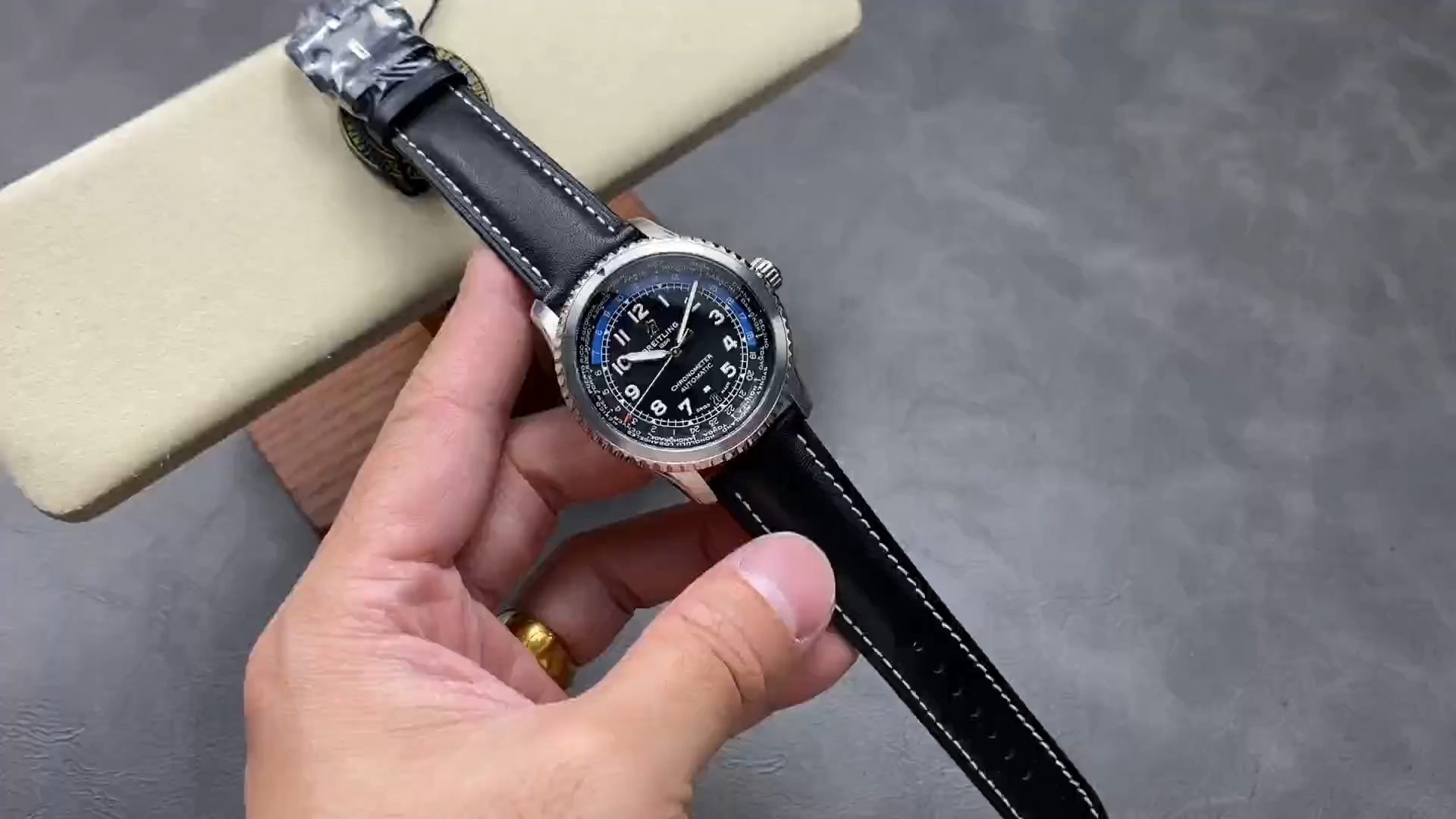 Breitling Aviator 8 B35 Automatic Unitime 43 AB3521U41B1P1 Replica City Ring - Video