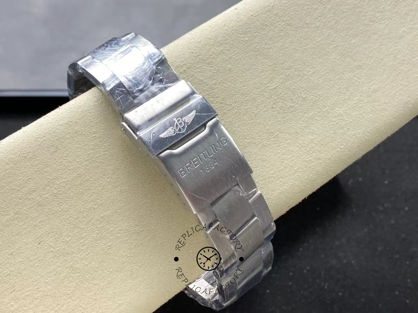 Stainless steel clasp of Breitling Aviator 8 A17315101B1A1 engraved with Breitling wings logo.